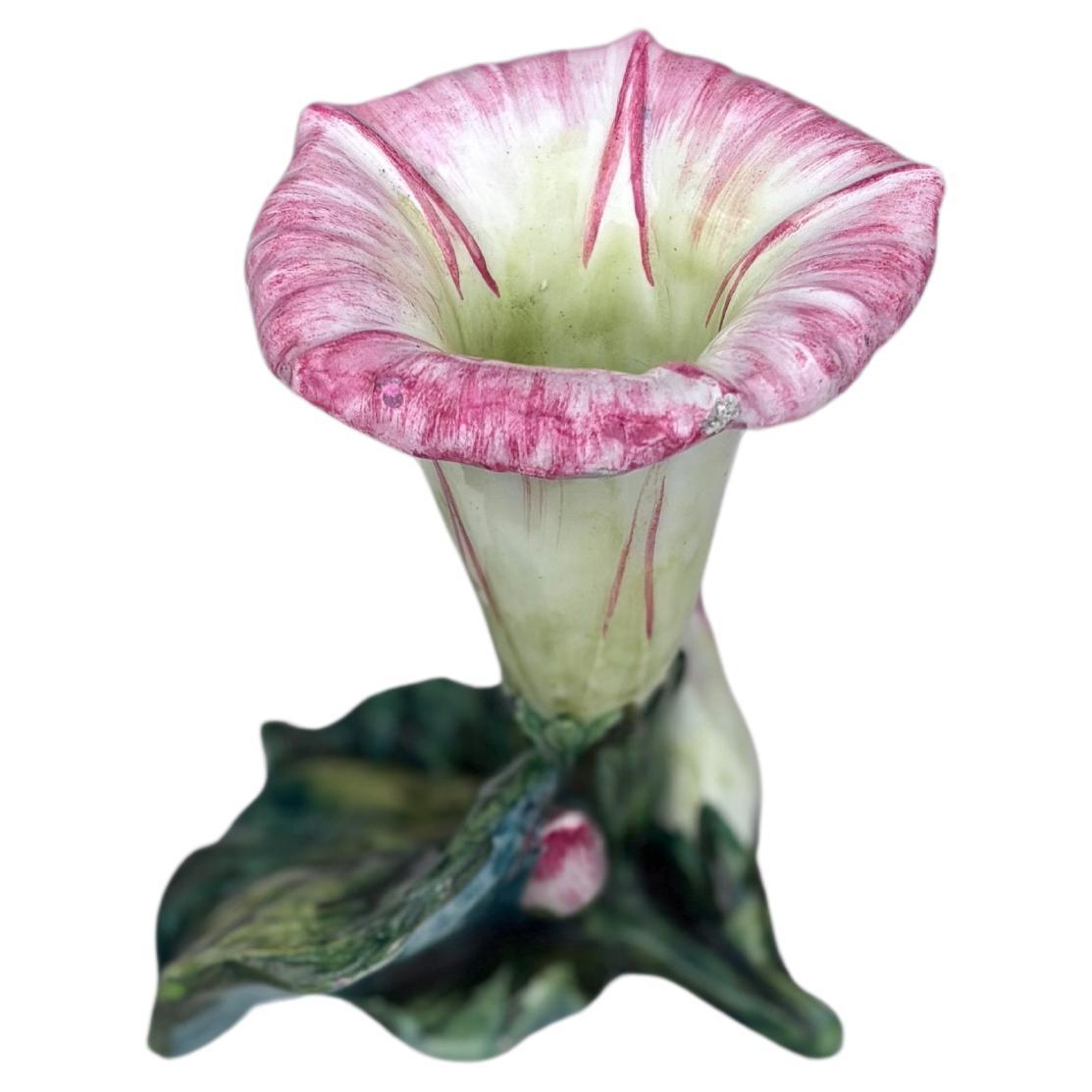 Jarrón de mayólica Morning Glory Jerome Massier, hacia 1900 en venta 3