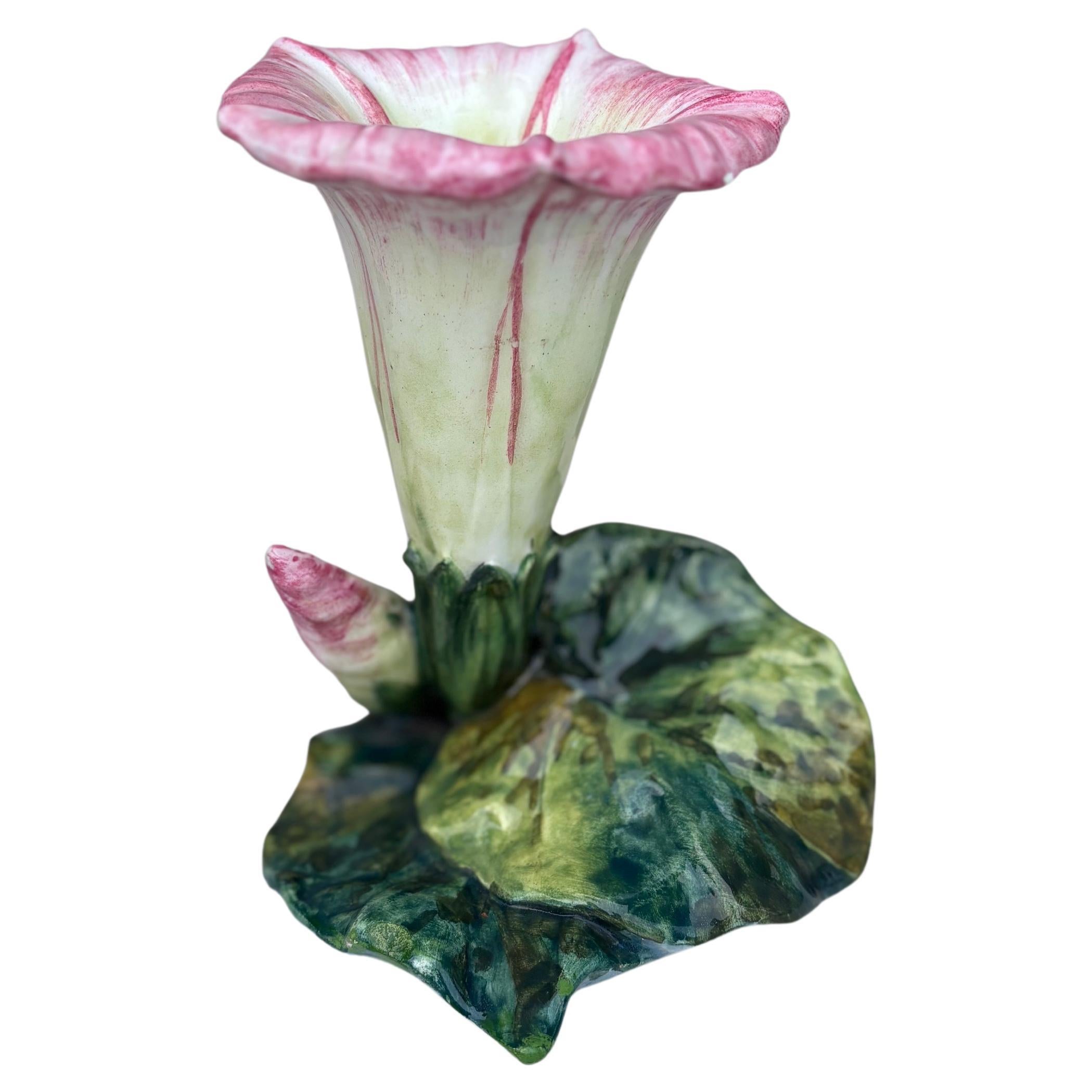 Jarrón de mayólica Morning Glory Jerome Massier, hacia 1900 en venta 4