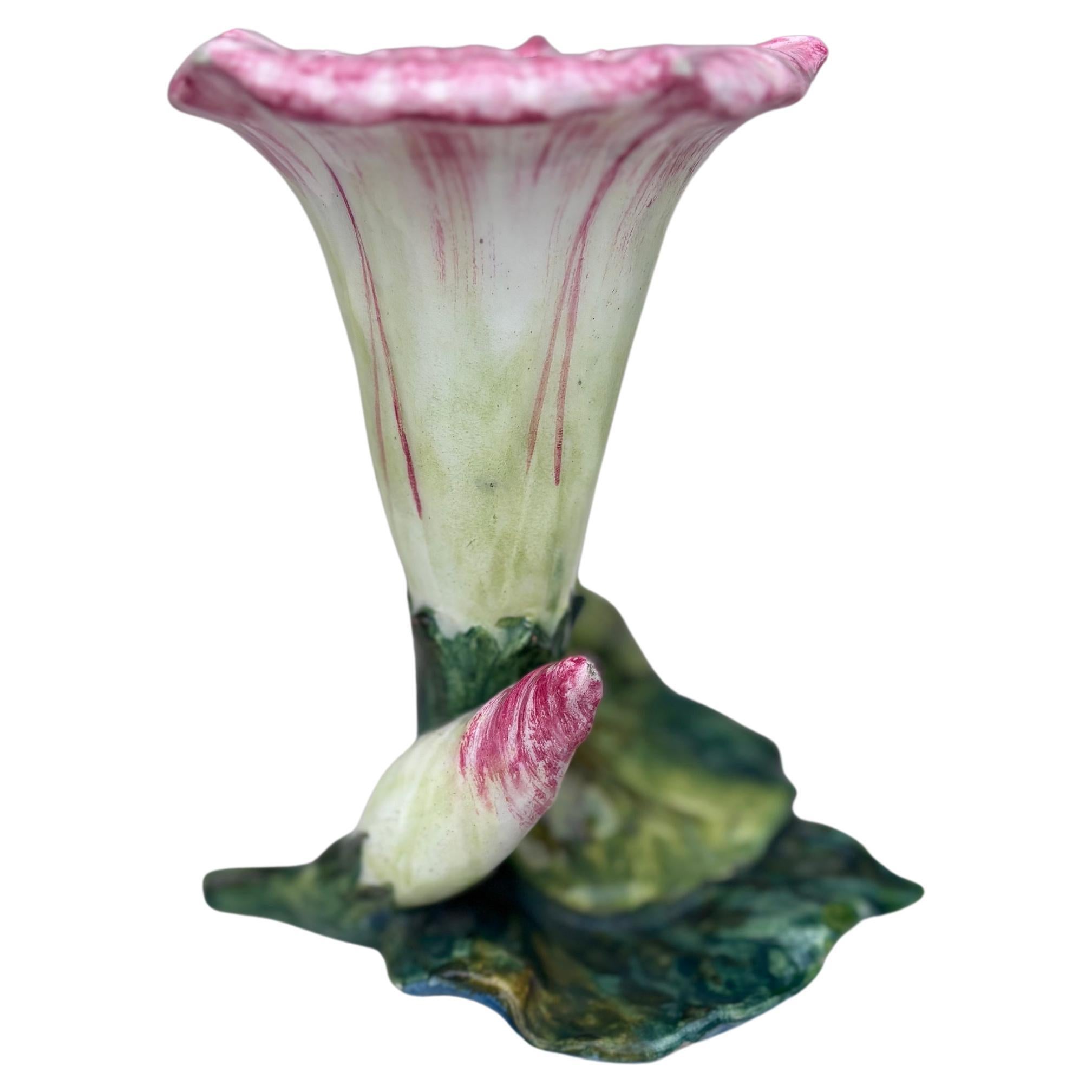 Jarrón de mayólica Morning Glory Jerome Massier, hacia 1900 en venta 5