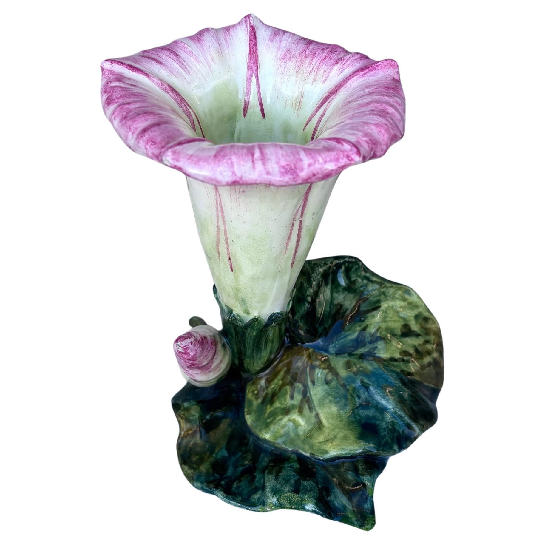 Jarrón de mayólica Morning Glory Jerome Massier, hacia 1900 Francés en venta