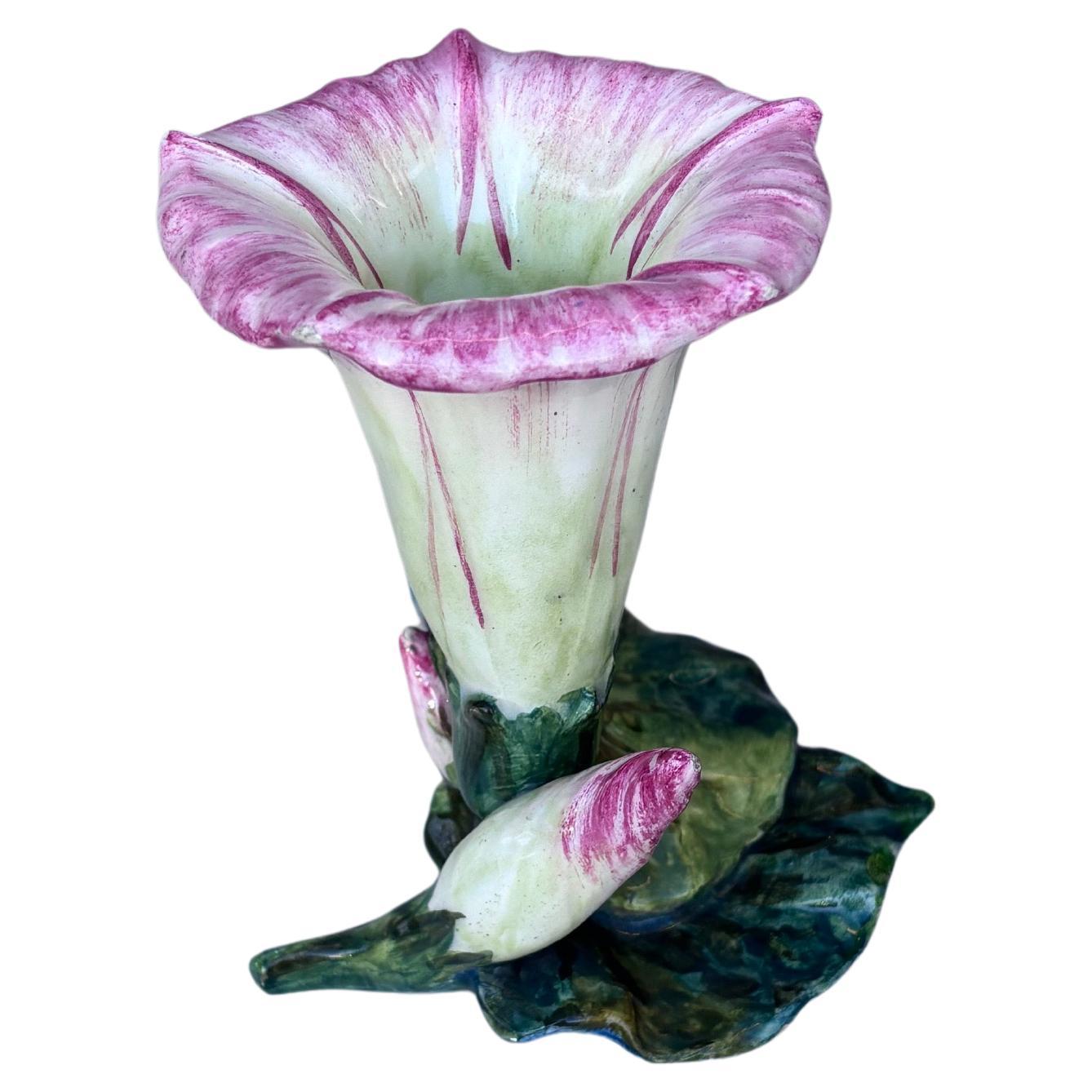 Jarrón de mayólica Morning Glory Jerome Massier, hacia 1900 en venta 1