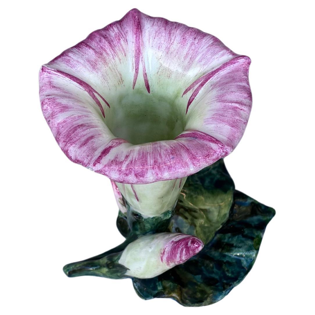 Jarrón de mayólica Morning Glory Jerome Massier, hacia 1900 en venta 2