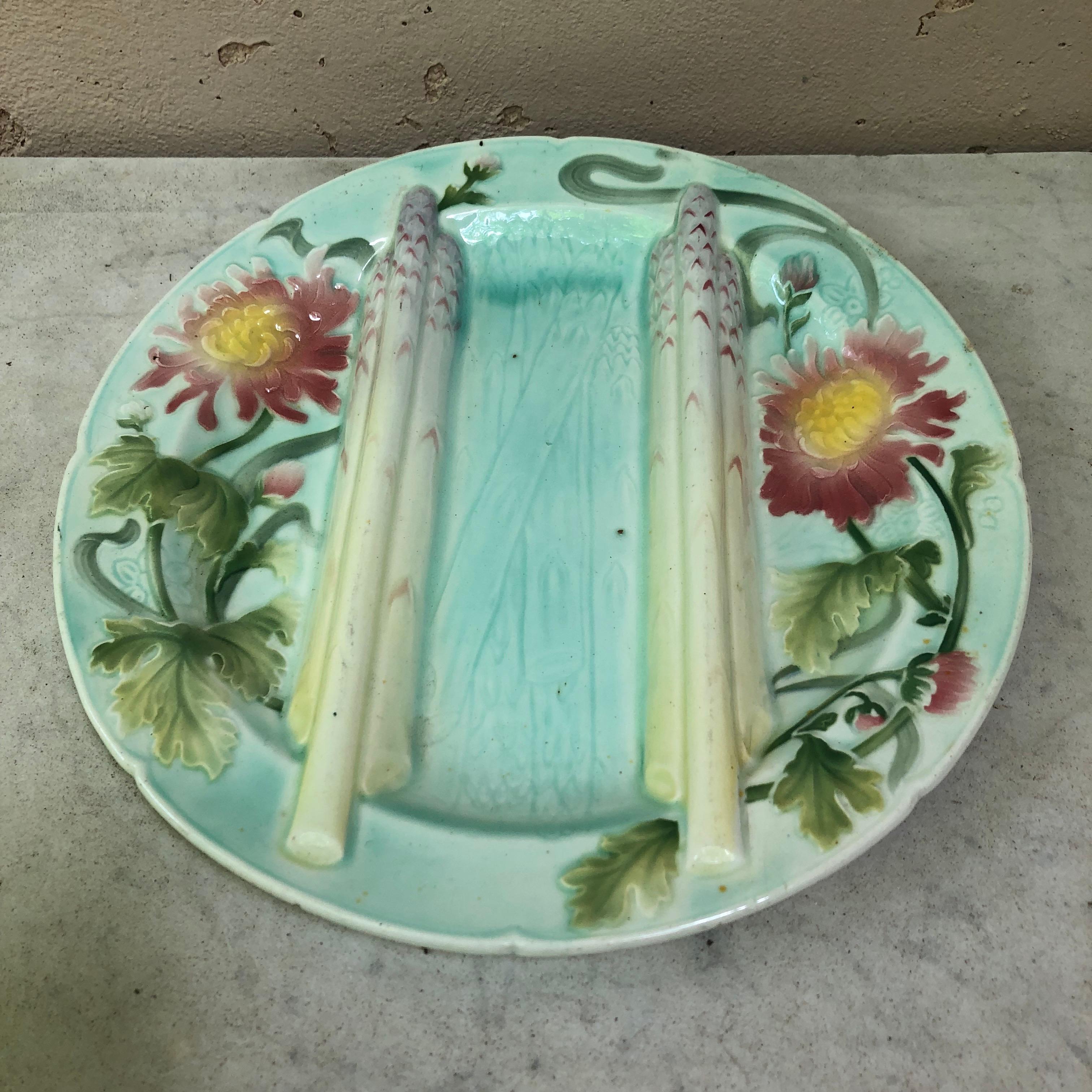 French Majolica Mums Asparagus Plate Saint Clement, circa 1900 For Sale