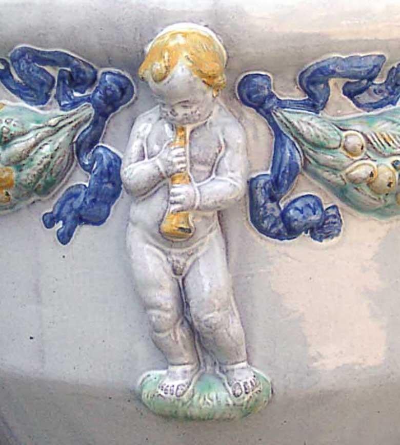 Majolica Nymphenburg handcrafted and hand painted planter with relief of cherubs In New Condition For Sale In München, Bavaria