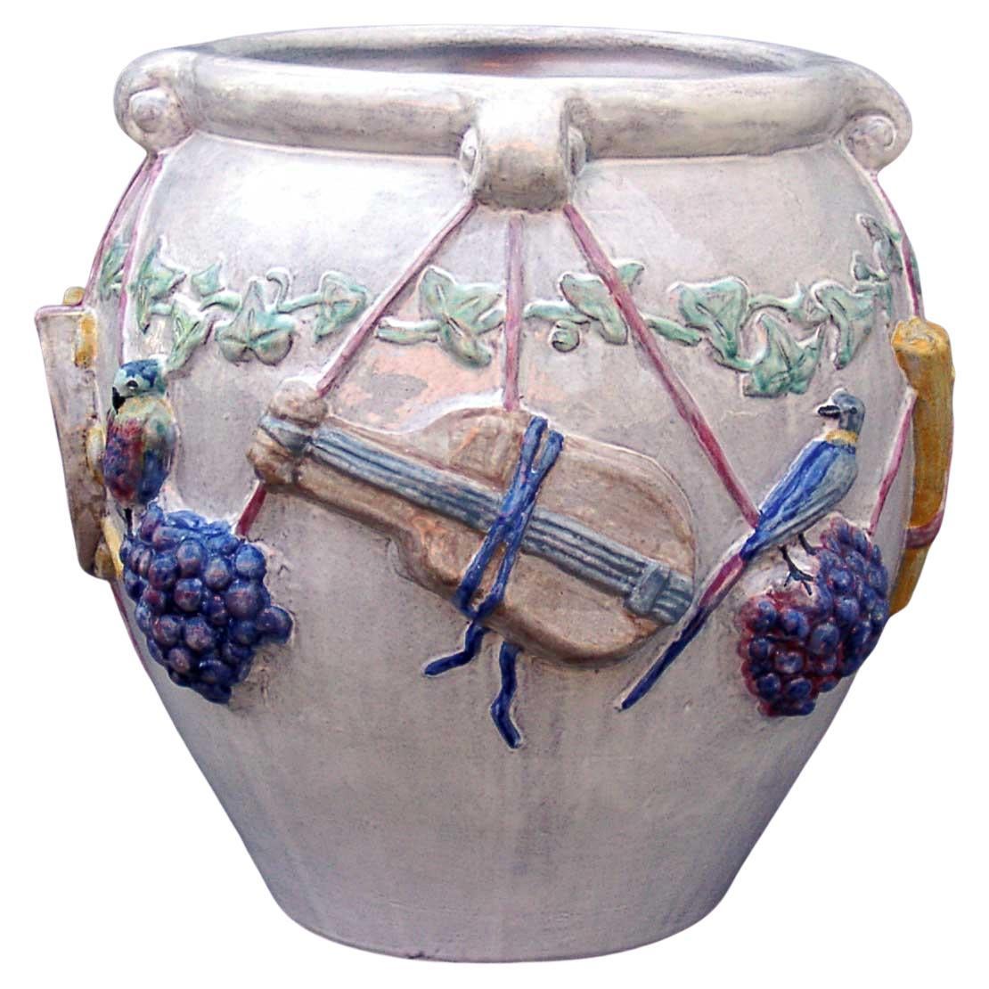 Macetero de mayólica Nymphenburg hecho y pintado a mano con relieve de querubines en venta