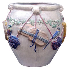 Macetero de mayólica Nymphenburg hecho y pintado a mano con relieve de querubines