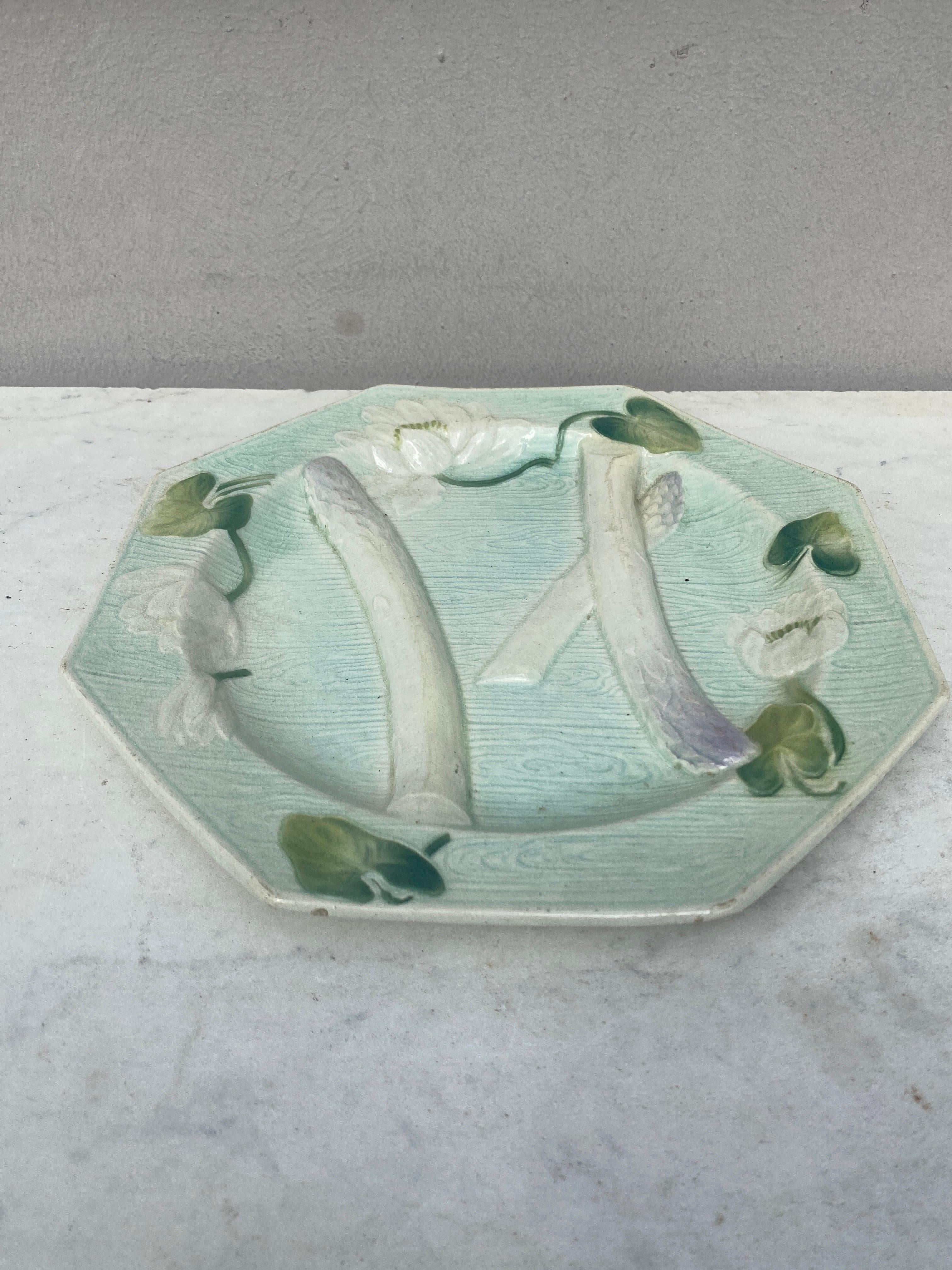 Majolica Art Nouveau asparagus plate signed Keller et Guerin Saint Clement, unusual shape.
Every important French manufactures produced at the end of the 19th century asparagus and artichoke sets.
Reference / Page 15 