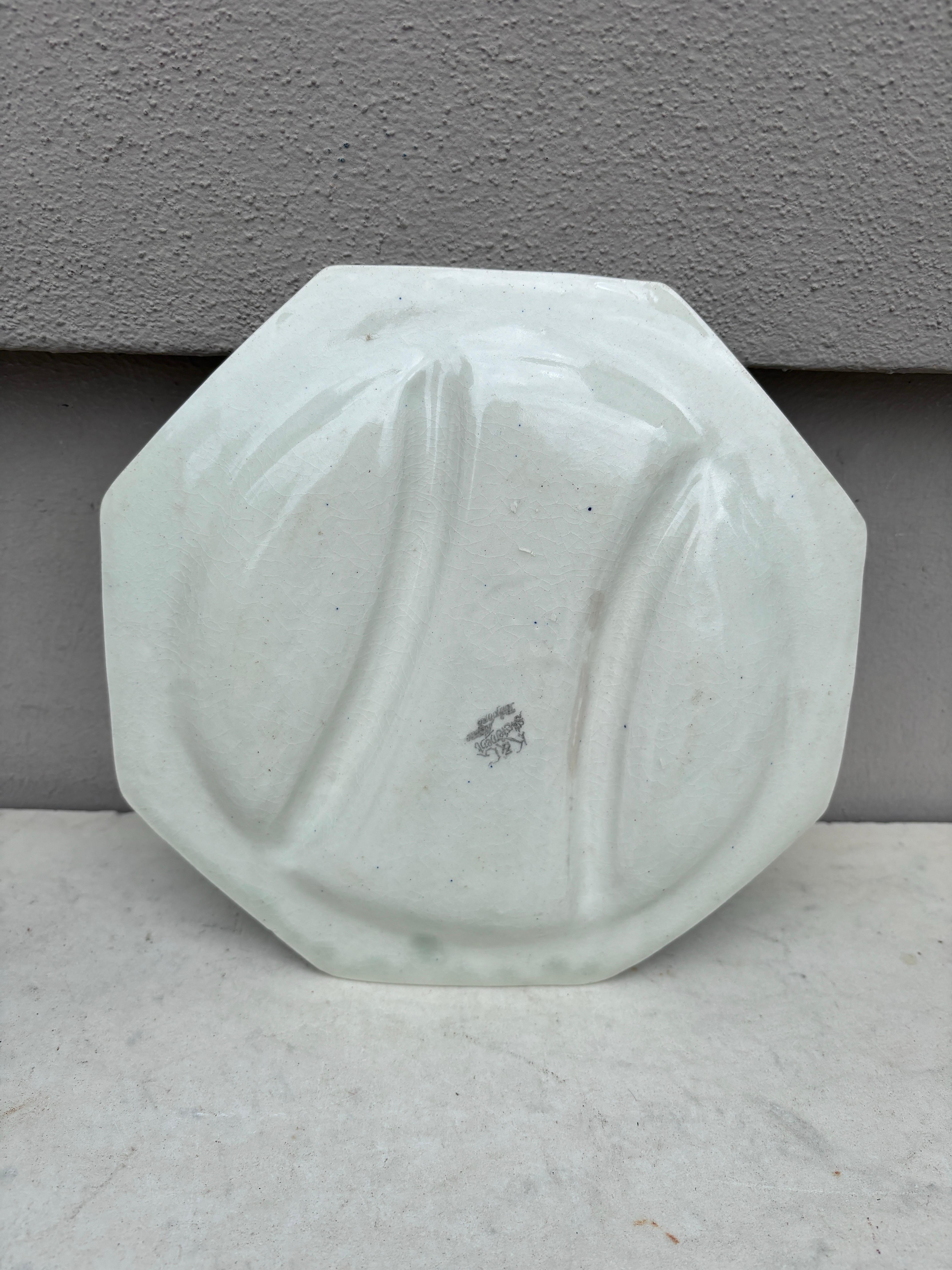 Plato Octogonal Espárrago Nenúfar de Mayólica San Clemente Art Nouveau en venta