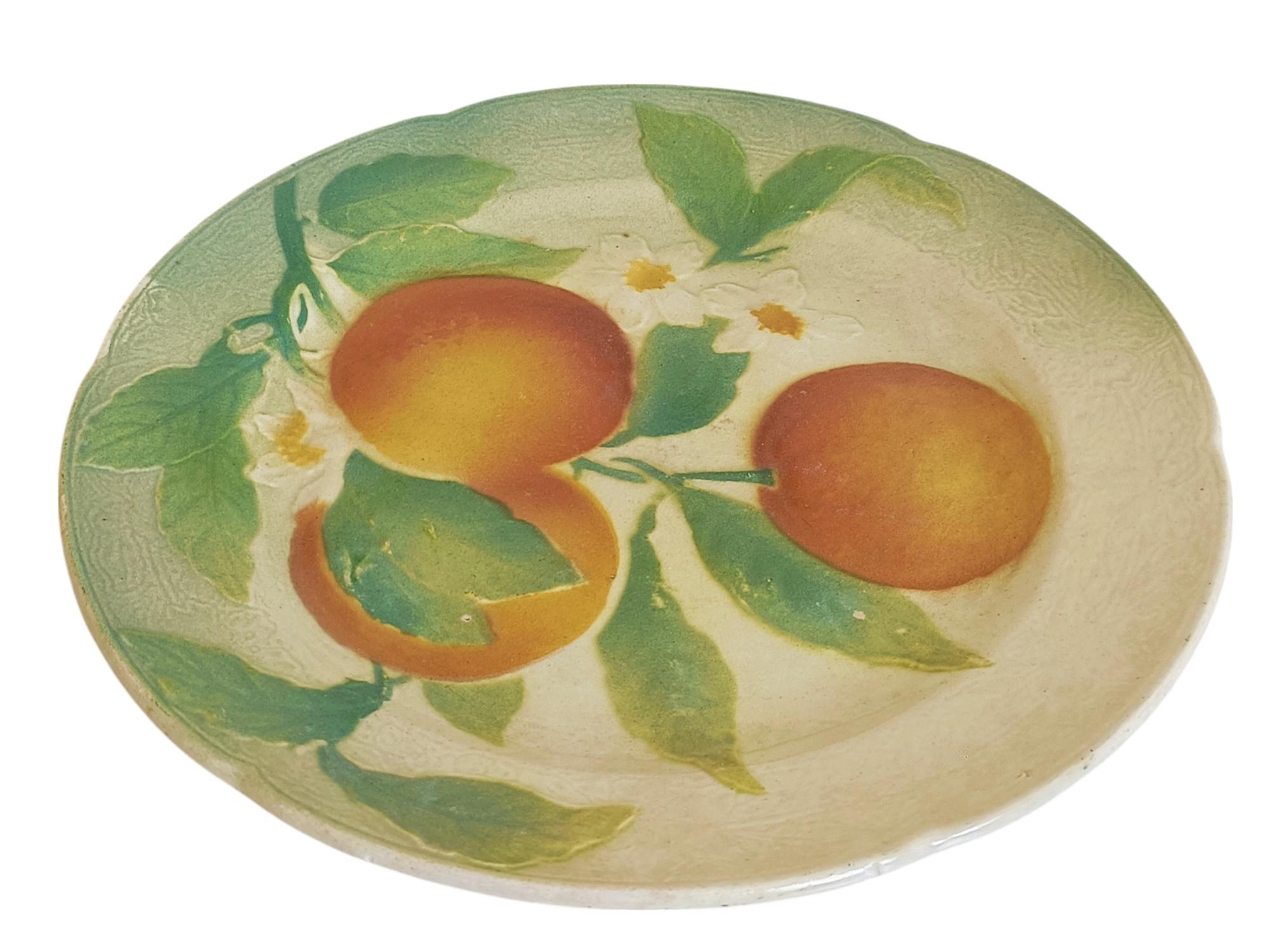 Piatto in maiolica di Keller et Guerin Saint Clément con decoro di arance. 

Prodotto a mano in Francia intorno al 1900.

In ottime condizioni. Molto bella.

Siamo specializzati in ceramiche, vetri e oggetti del XX secolo, come lampade, tavolini,
