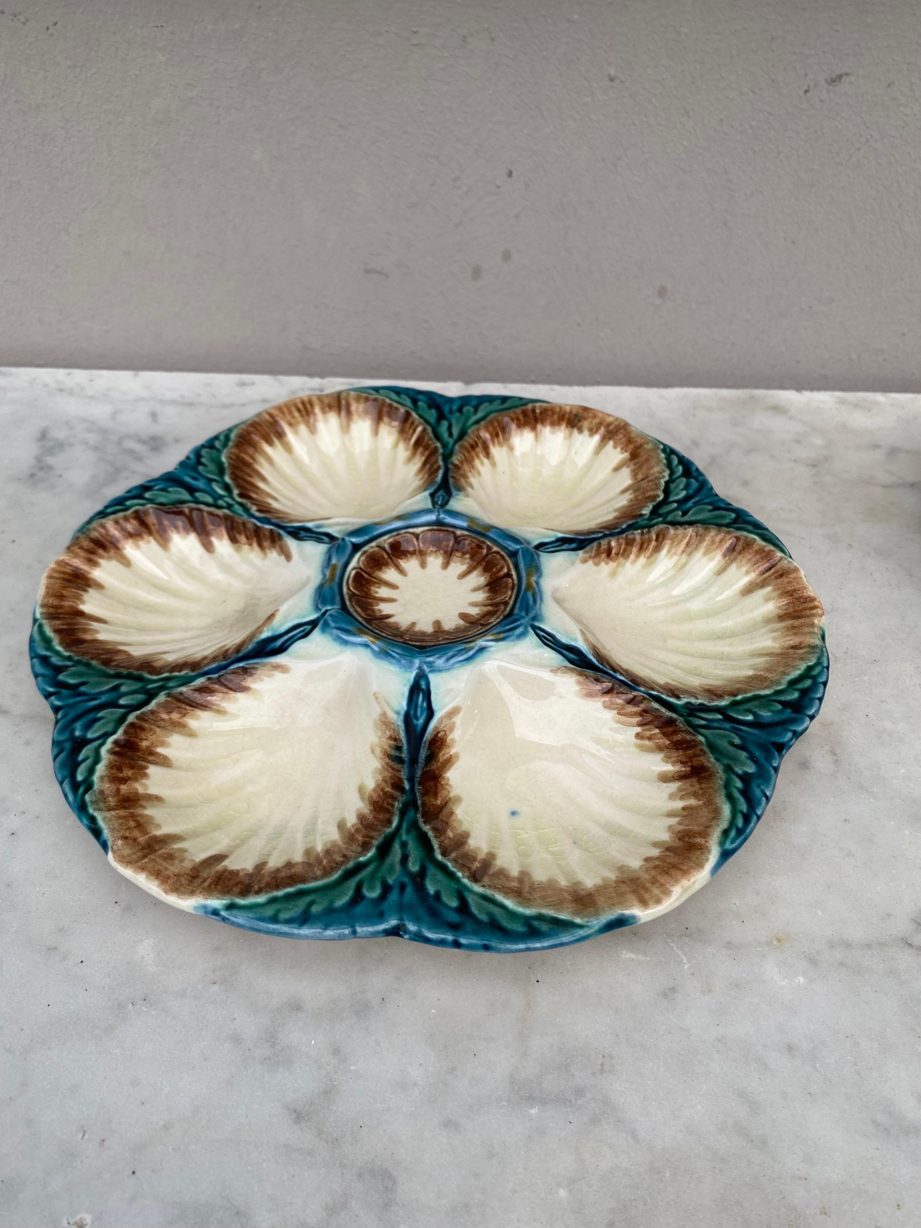 Majolica oyster plate Sarreguemines, circa 1870.
6 shells and space for the lemon on the center.
Older model.