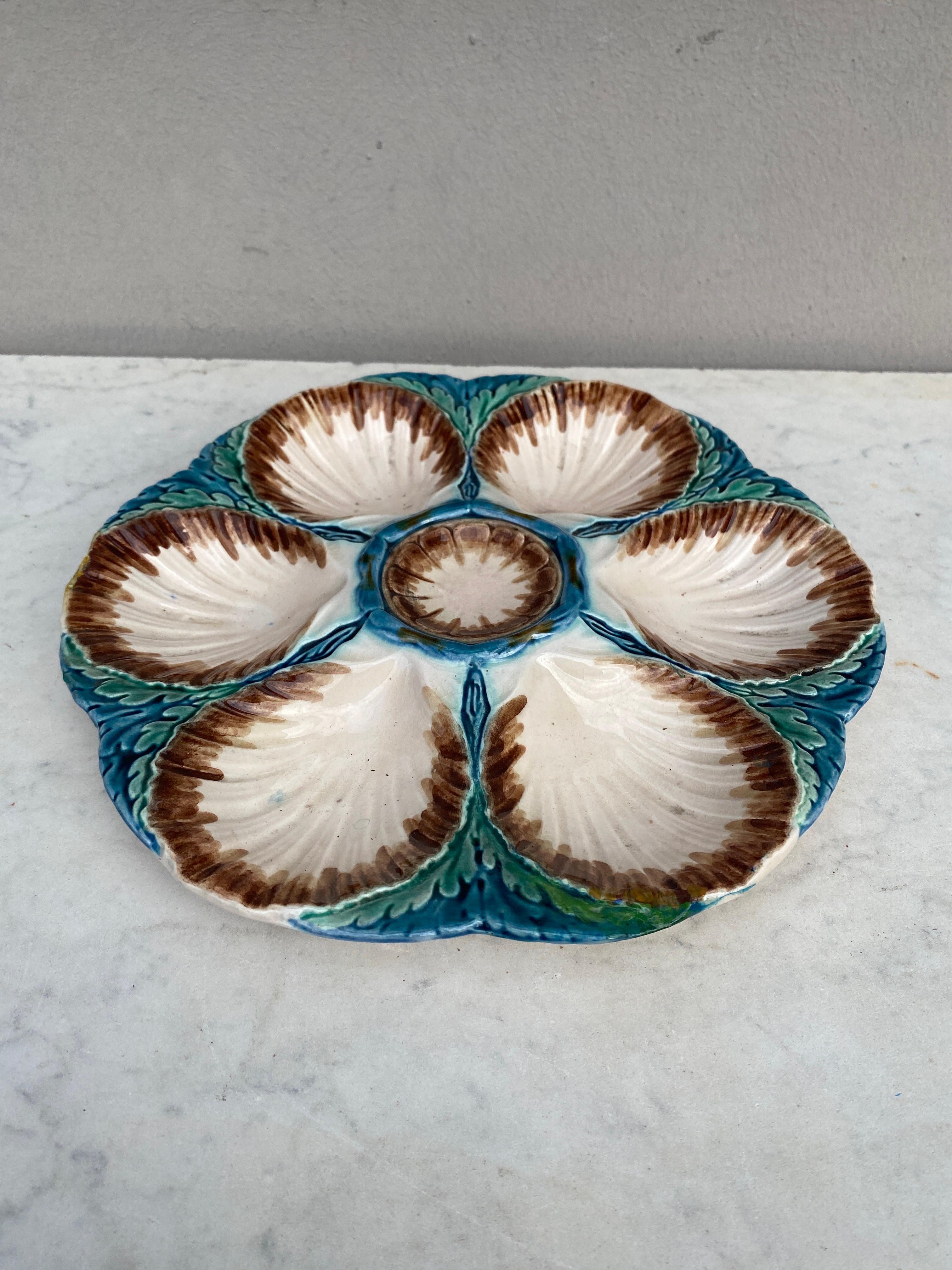 Majolica oyster plate Sarreguemines, circa 1870.
6 Shells and space for the lemon on the center.
Older model.