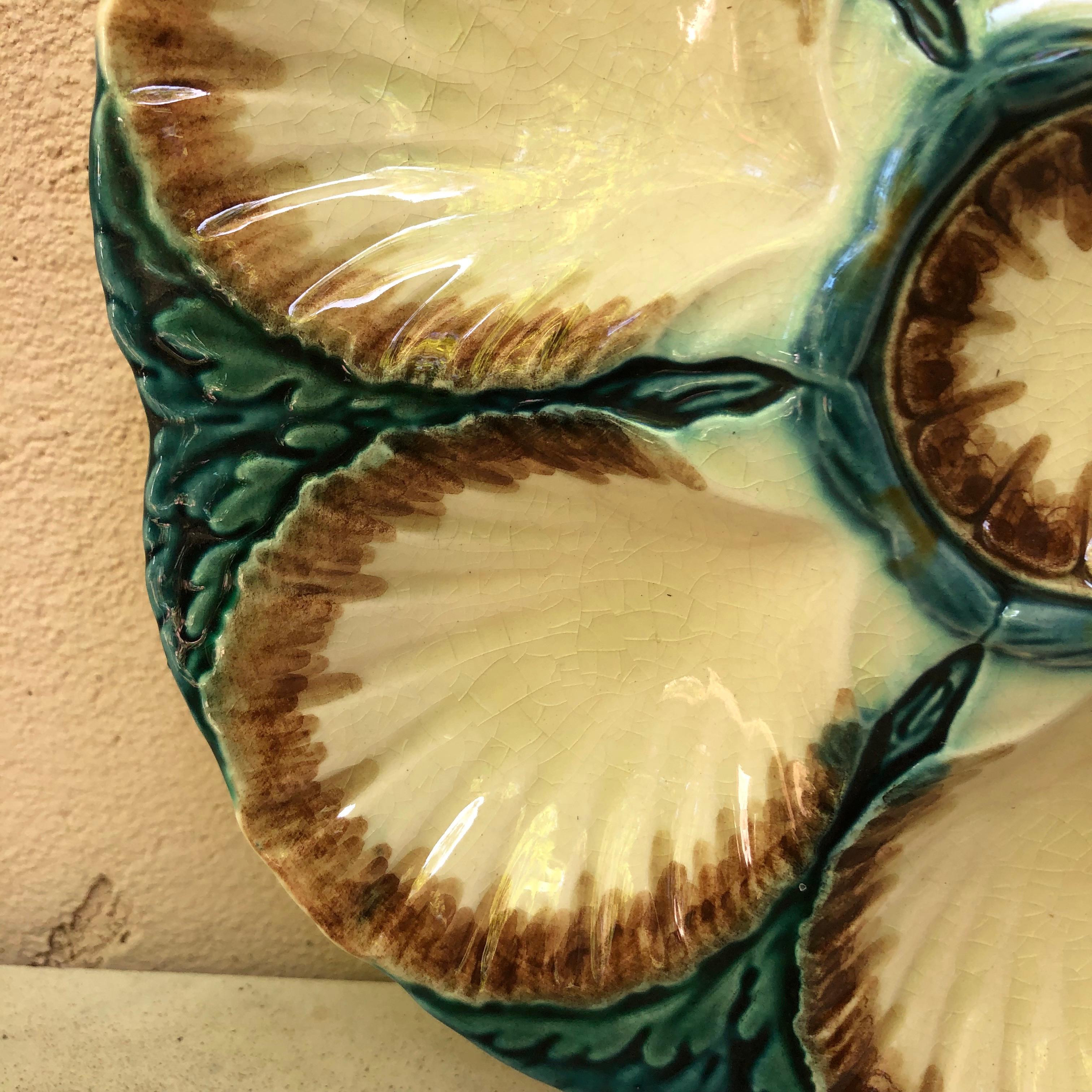 Majolica oyster plate Sarreguemines, circa 1880.
6 shells and space for the lemon on the center.
Older model.