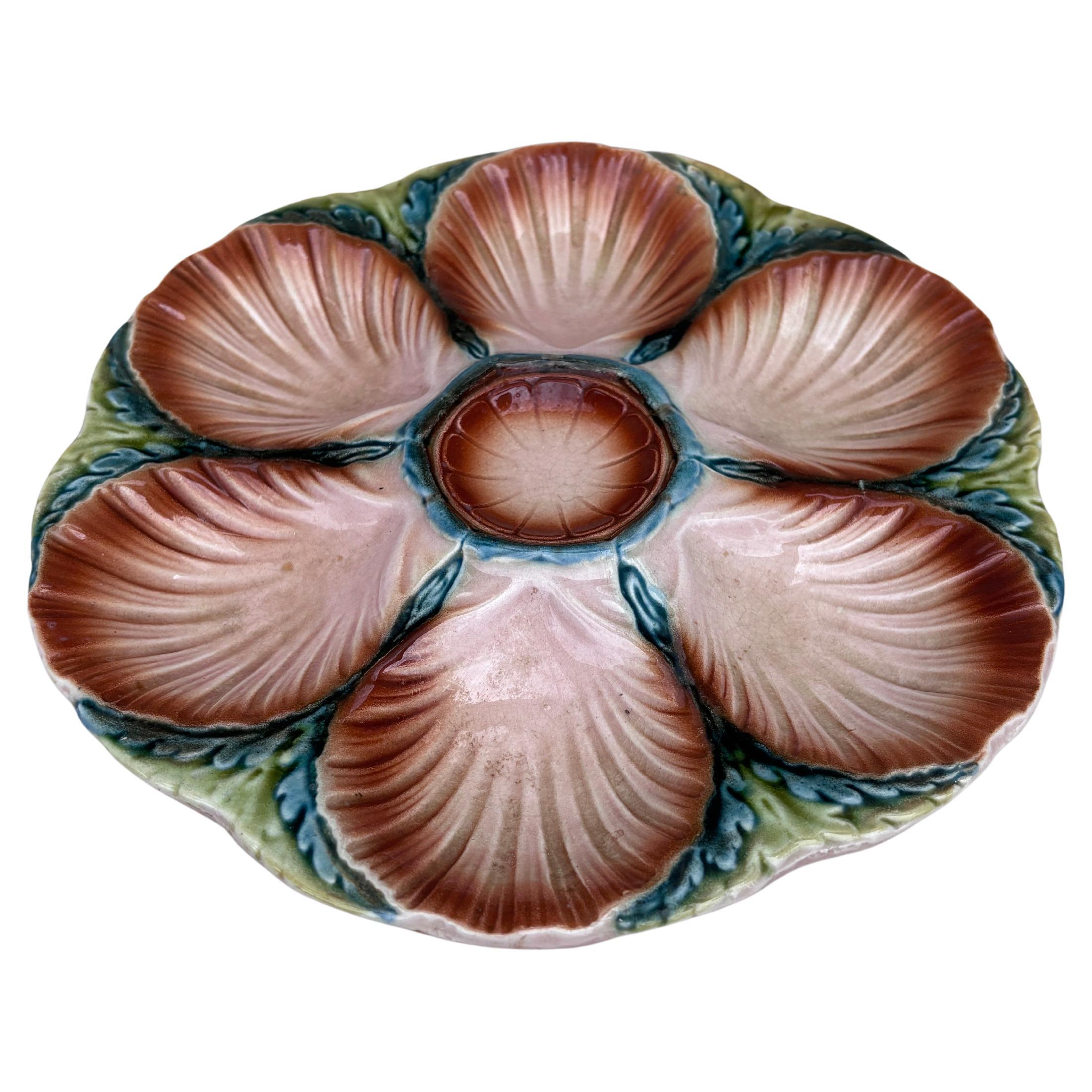 Assiette à huîtres en majolique de Sarreguemines, vers 1920.
6 coquilles et un espace pour le citron au centre.
