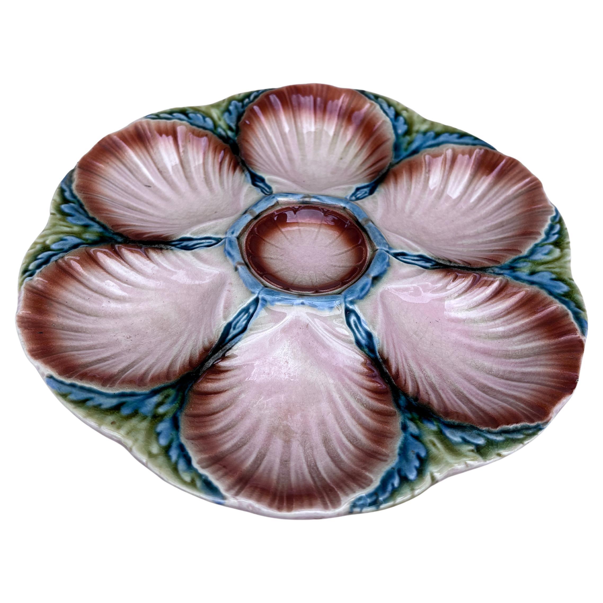 Assiette à huîtres en majolique de Sarreguemines, vers 1920.
6 coquilles et un espace pour le citron au centre.
