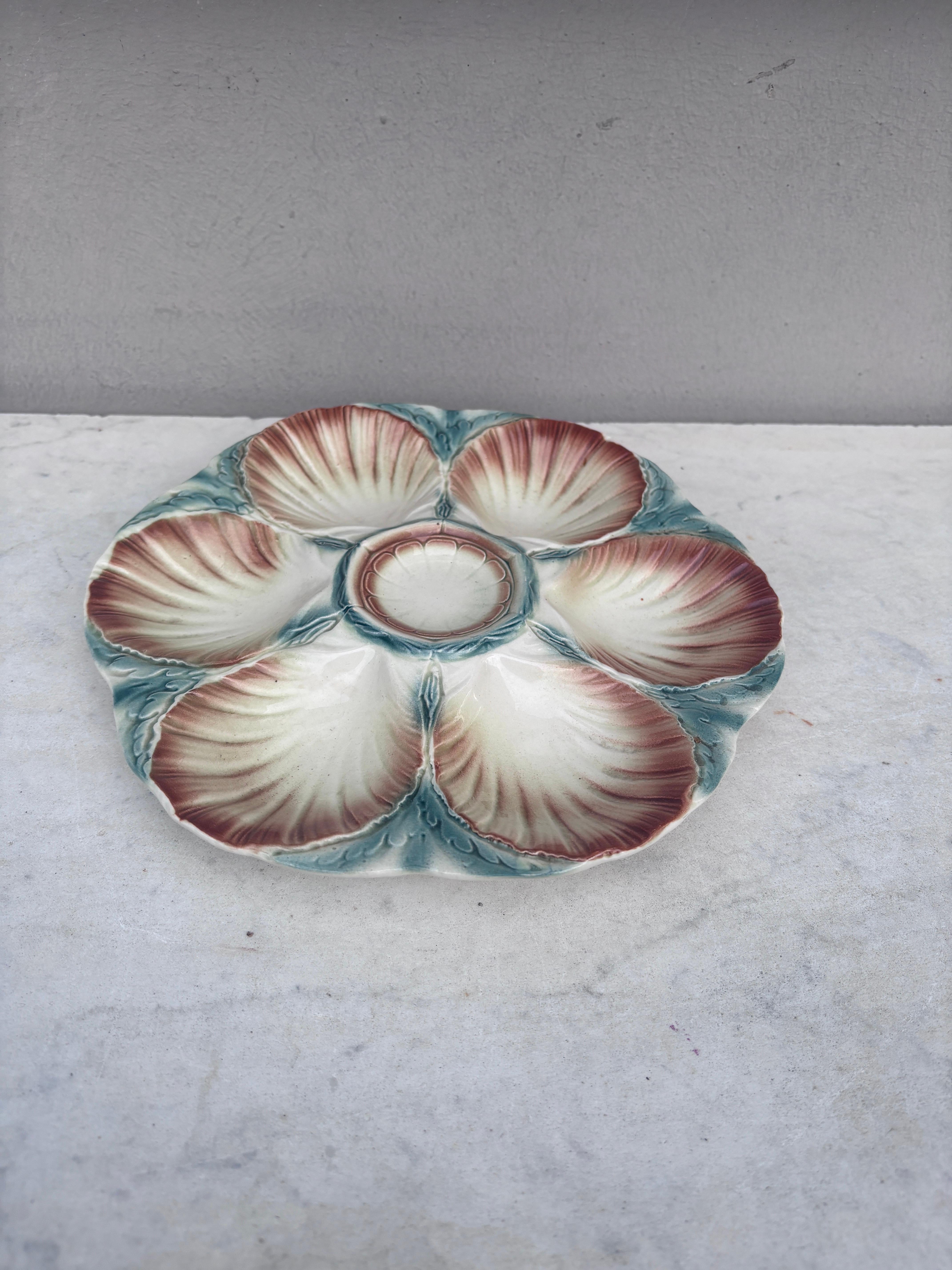 Assiette à huîtres en majolique Sarreguemines CIRCA , vers 1920.
6 coquilles et un espace pour le citron au centre.
