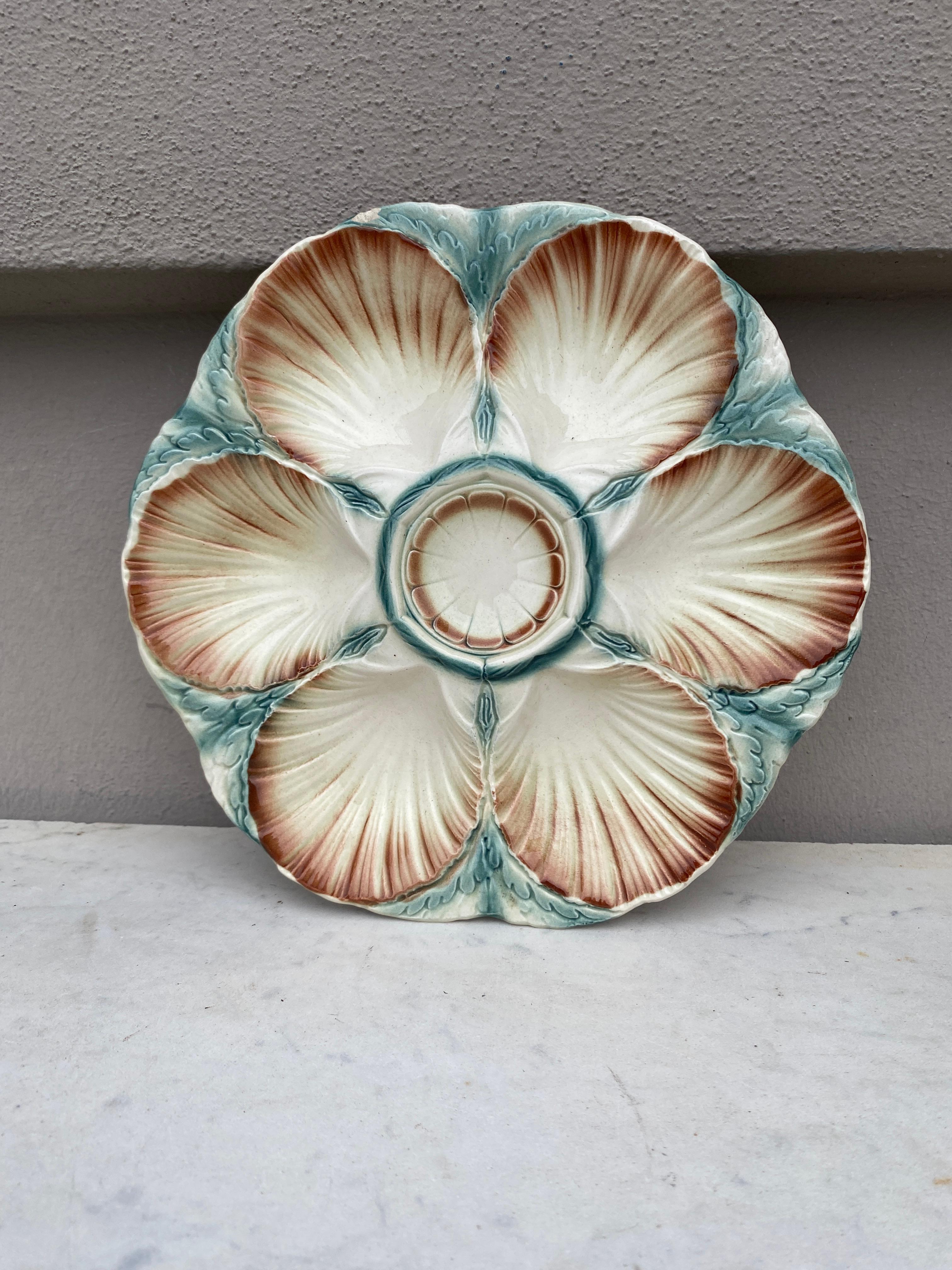 Majolica oyster plate Sarreguemines, circa 1920.
6 shells and space for the lemon on the center.
