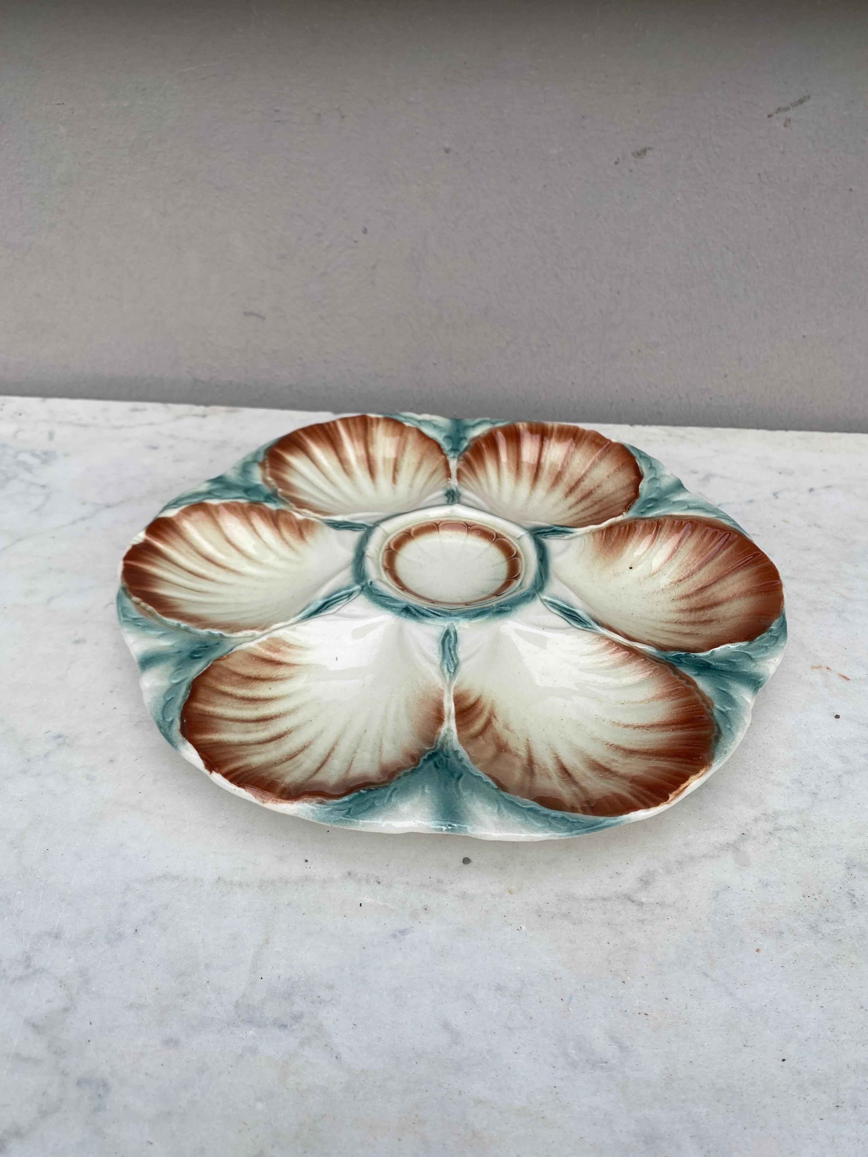Majolica oyster plate Sarreguemines, circa 1920.
6 shells and space for the lemon on the center.
