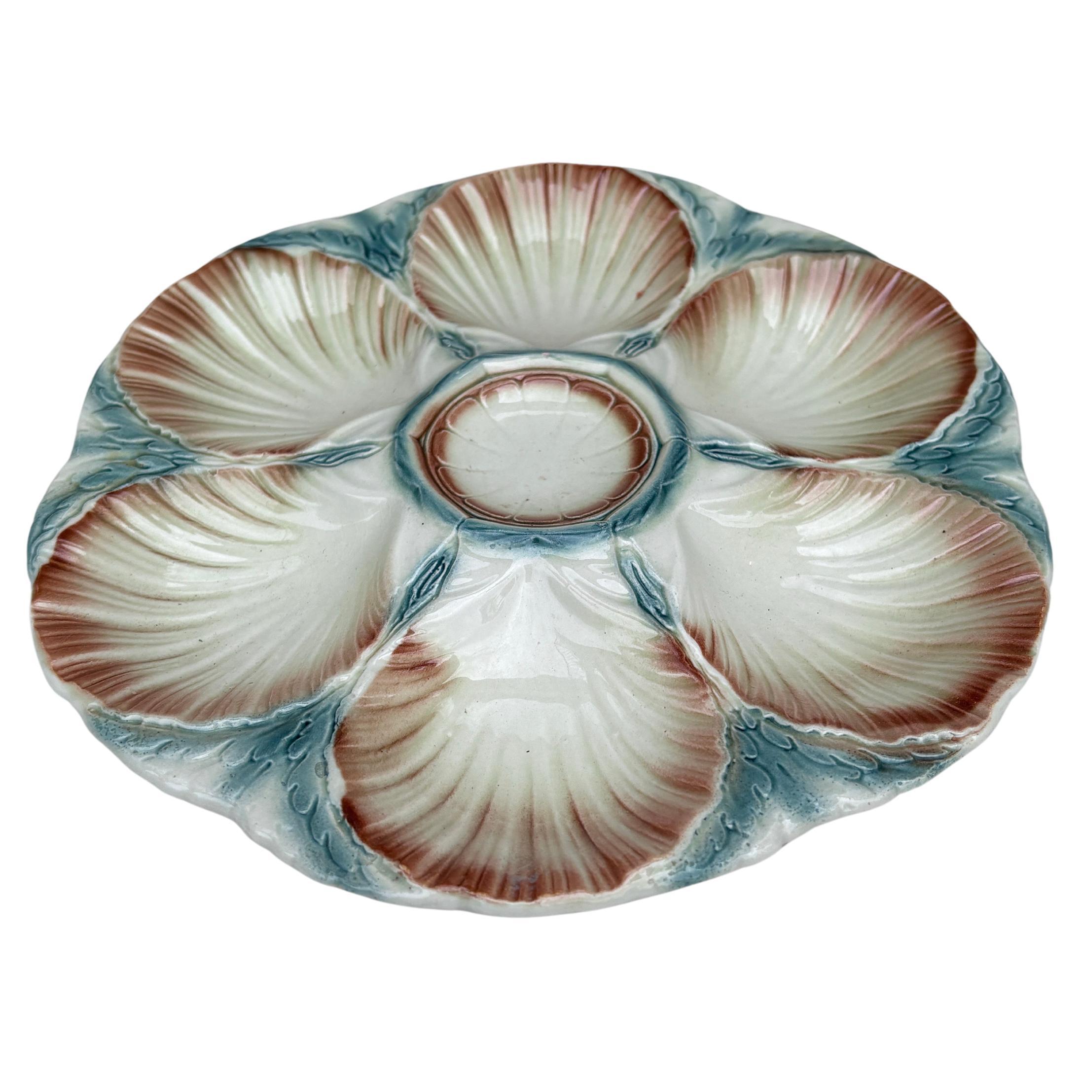 Piatto da ostrica in maiolica Sarreguemines, 1920 circa.
6 conchiglie e spazio per il limone al centro.
