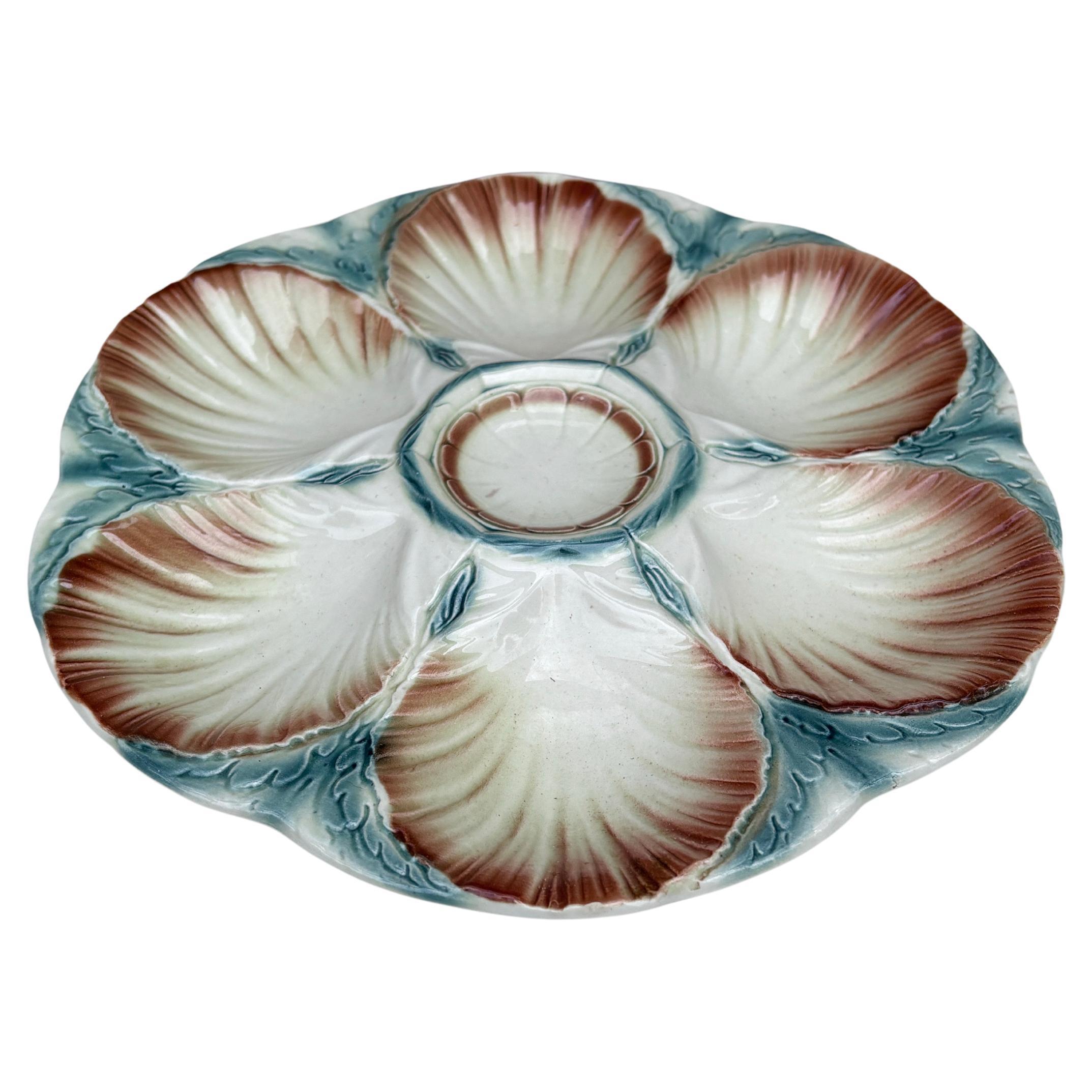 Plato de ostra de mayólica Sarreguemines Digoin , hacia 1920.
6 conchas y espacio para el limón en el centro.

