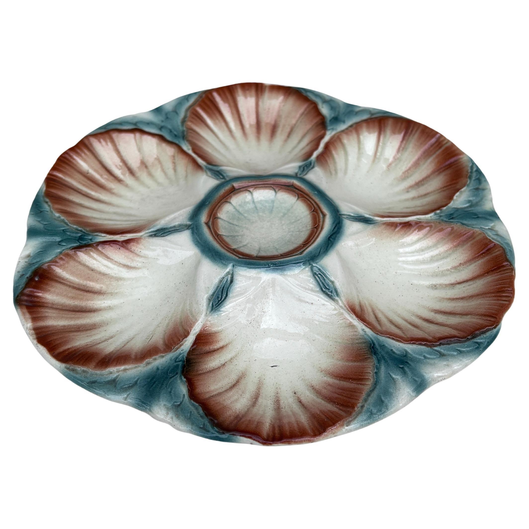 Piatto per ostriche in maiolica Sarreguemines & Sarreguemines, 1920 circa.
6 conchiglie e spazio per il limone al centro.
