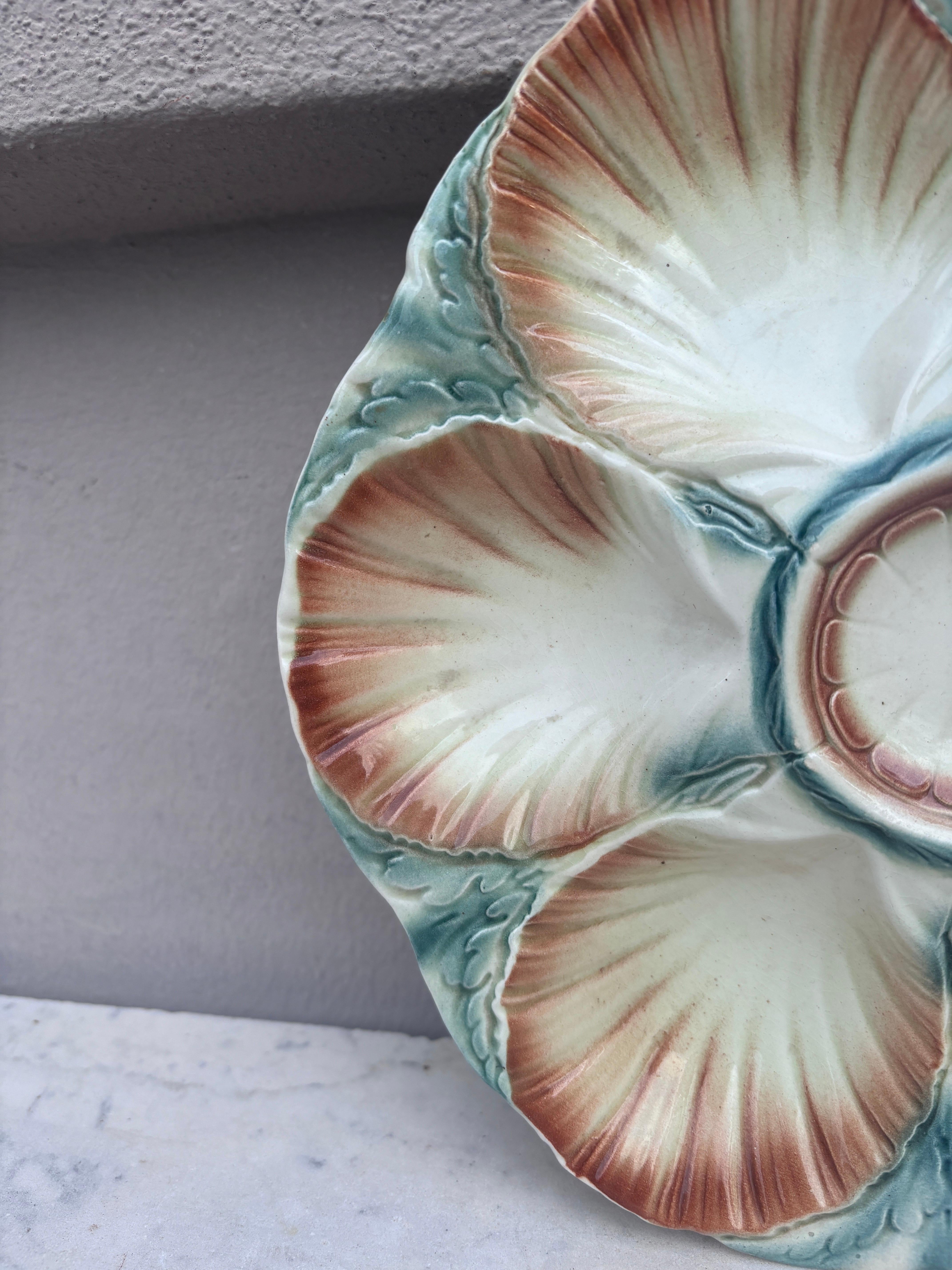 Assiette à huîtres en majolique Sarreguemines Digoin, datant d'environ 1920 Bon état à Austin, TX