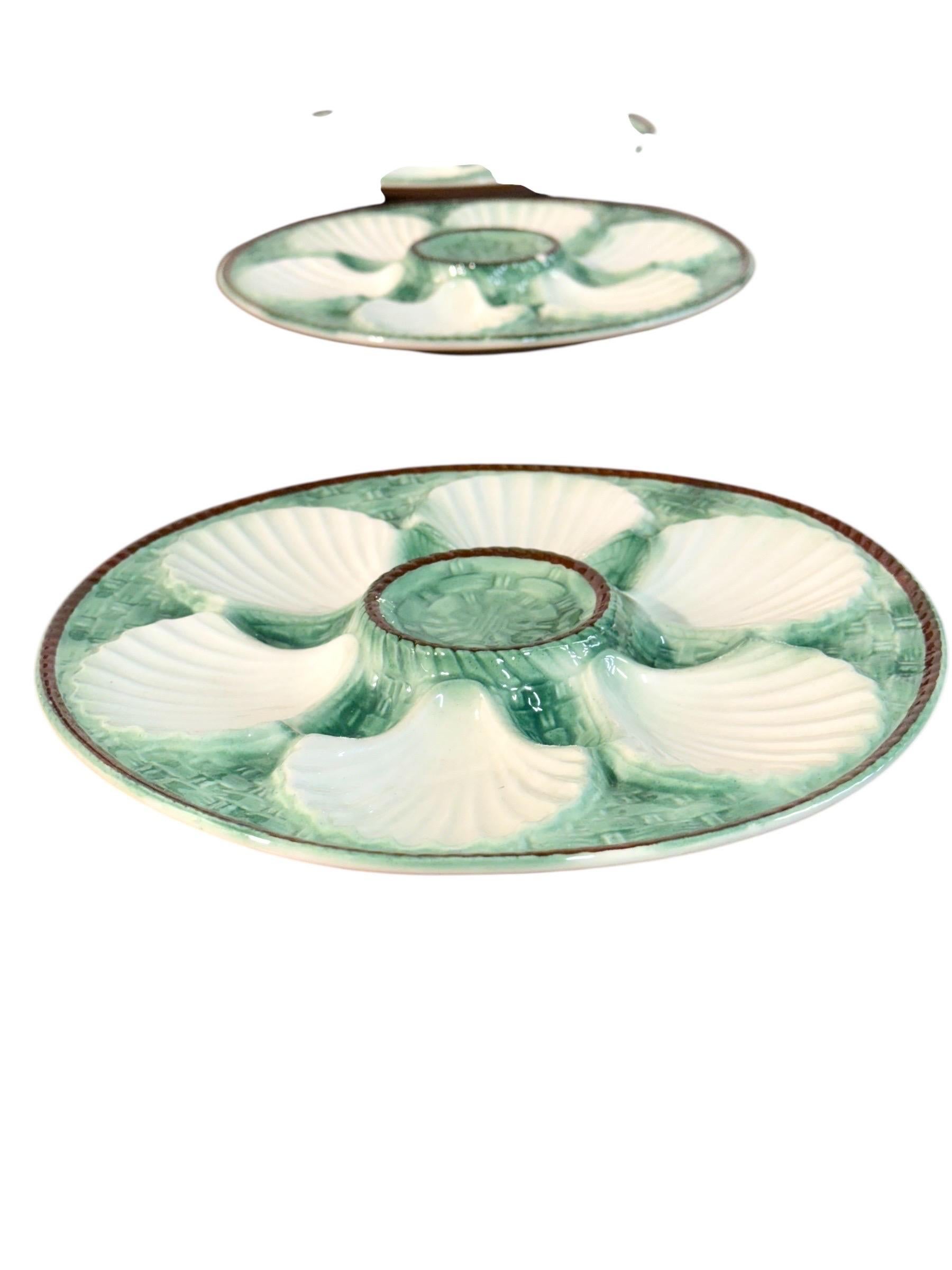 Français Set d'assiettes à huîtres en majolique dans le style de Longchamps en vente