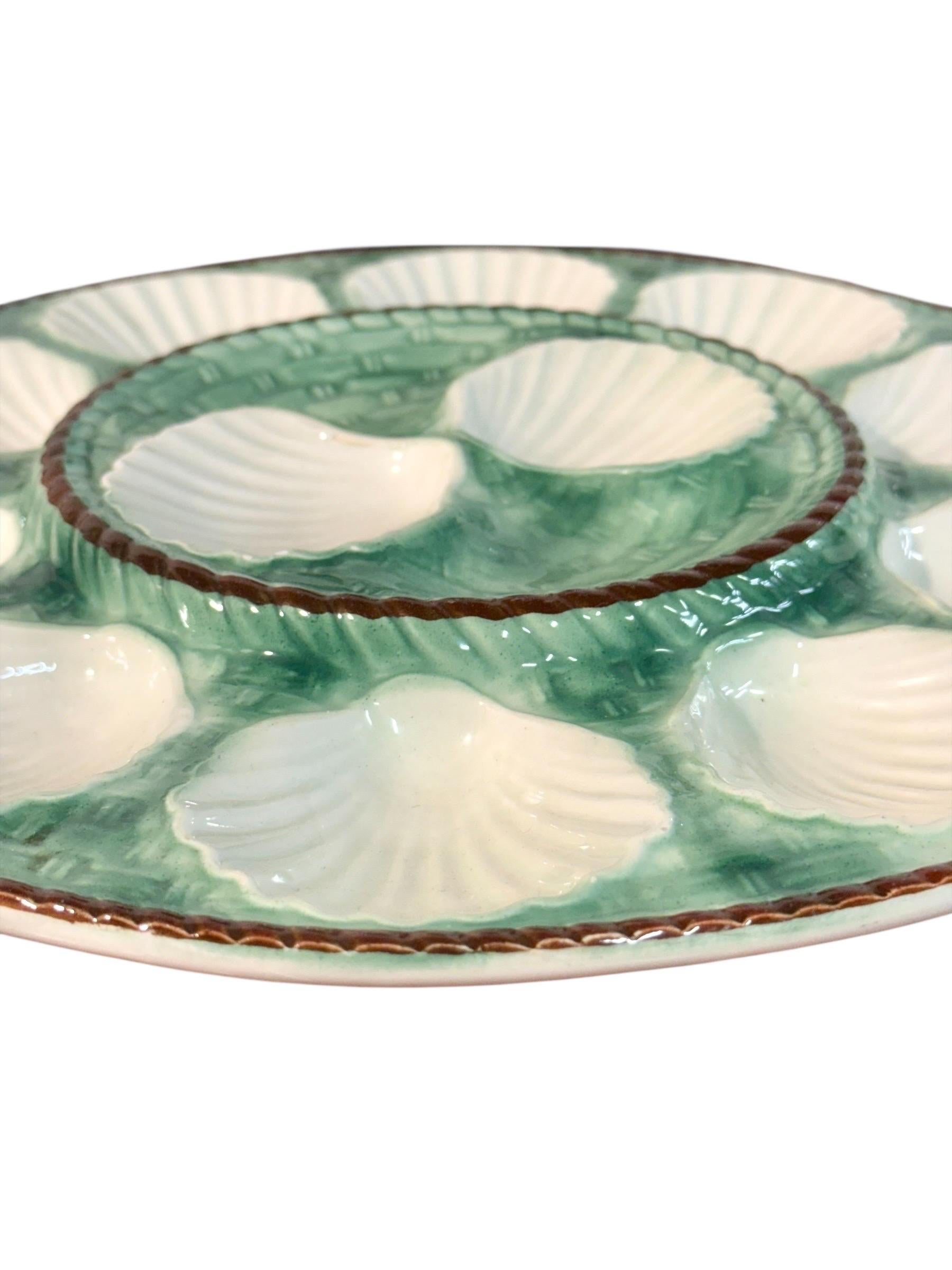 Set d'assiettes à huîtres en majolique dans le style de Longchamps en vente 2