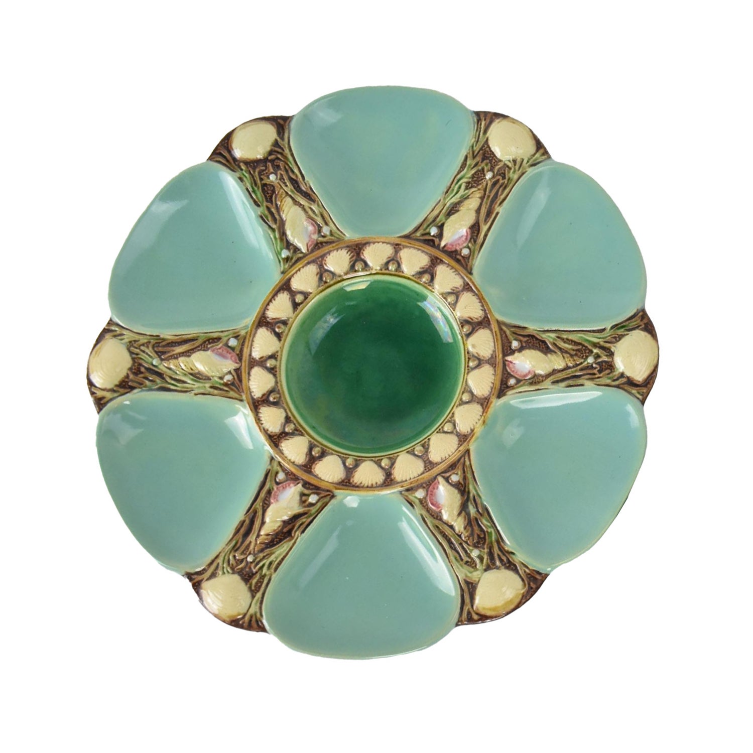 These Minton majolica oyster plates were produced in different colors. Delicate turquoise color with iridescent green tones on the middle of the plate. Decorated with refined shells, perfect to evoke a marine atmosphere. Each plate is stamped below