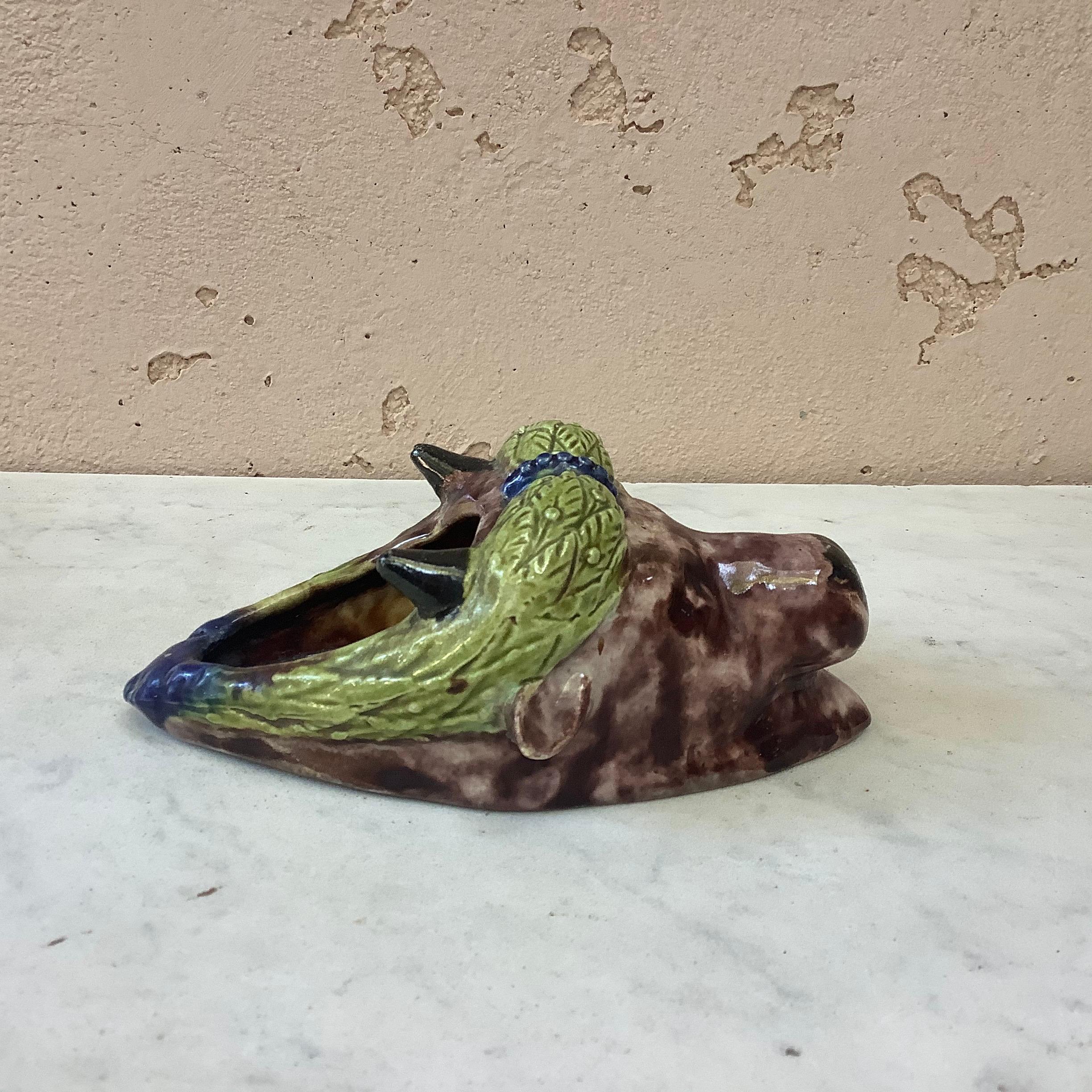 Majolika Palissy Stierkopf Wandtasche, um 1880.