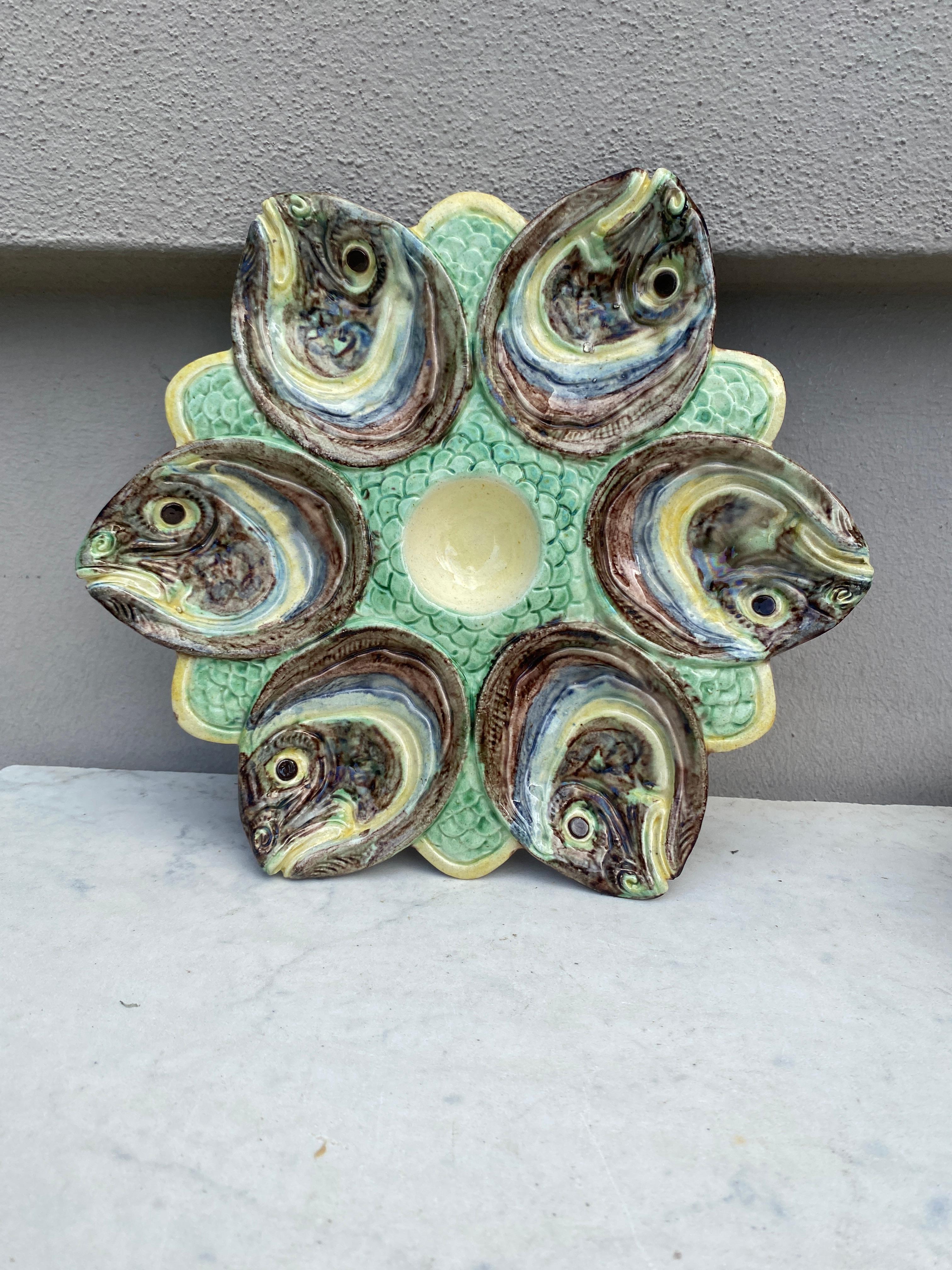 Rare assiette à huîtres en majolique de Palissy attribuée à Thomas Sergent avec des têtes de poissons, vers 1880.