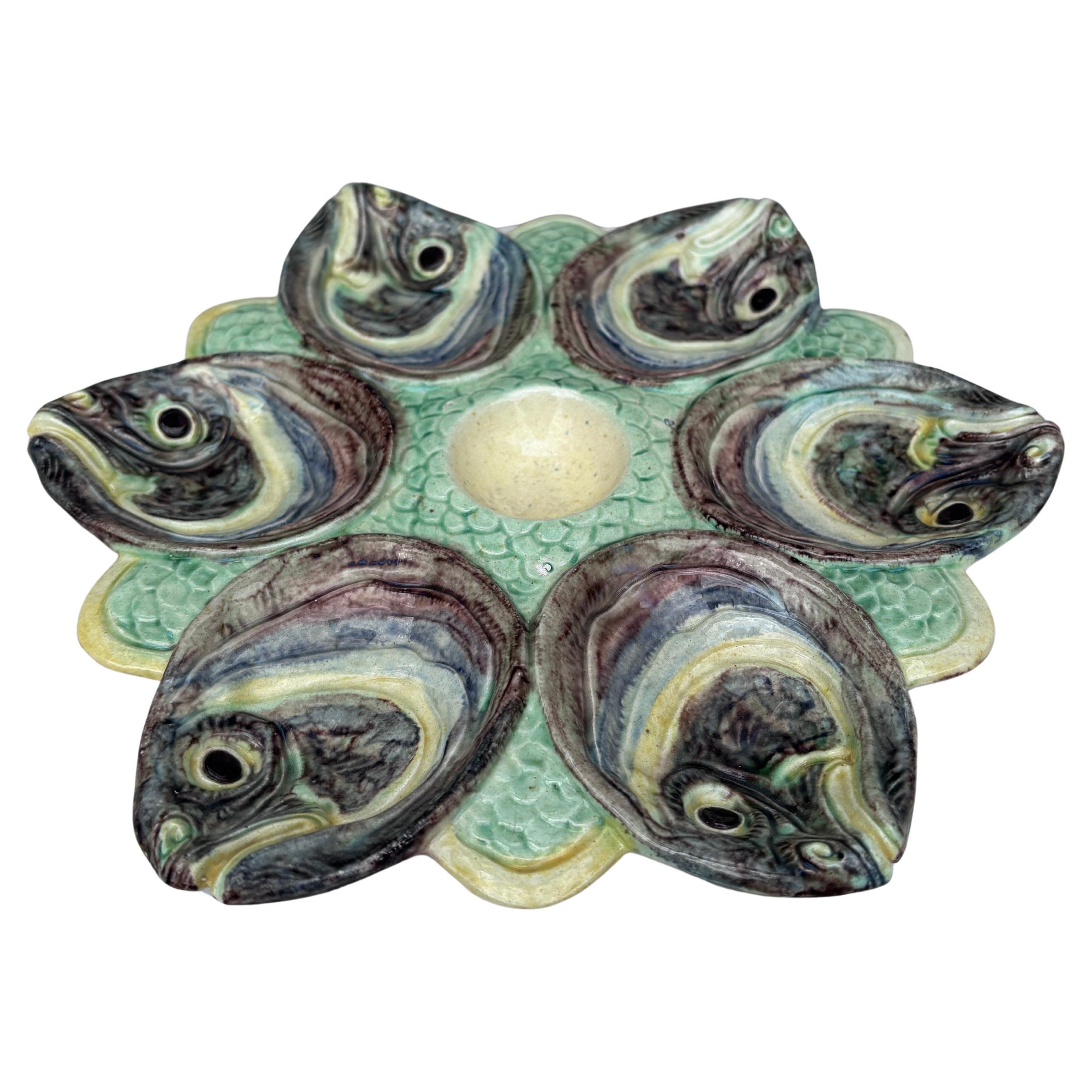Rare assiette à huîtres en majolique de Palissy attribuée à Thomas Sergent avec des têtes de poissons, vers 1880.