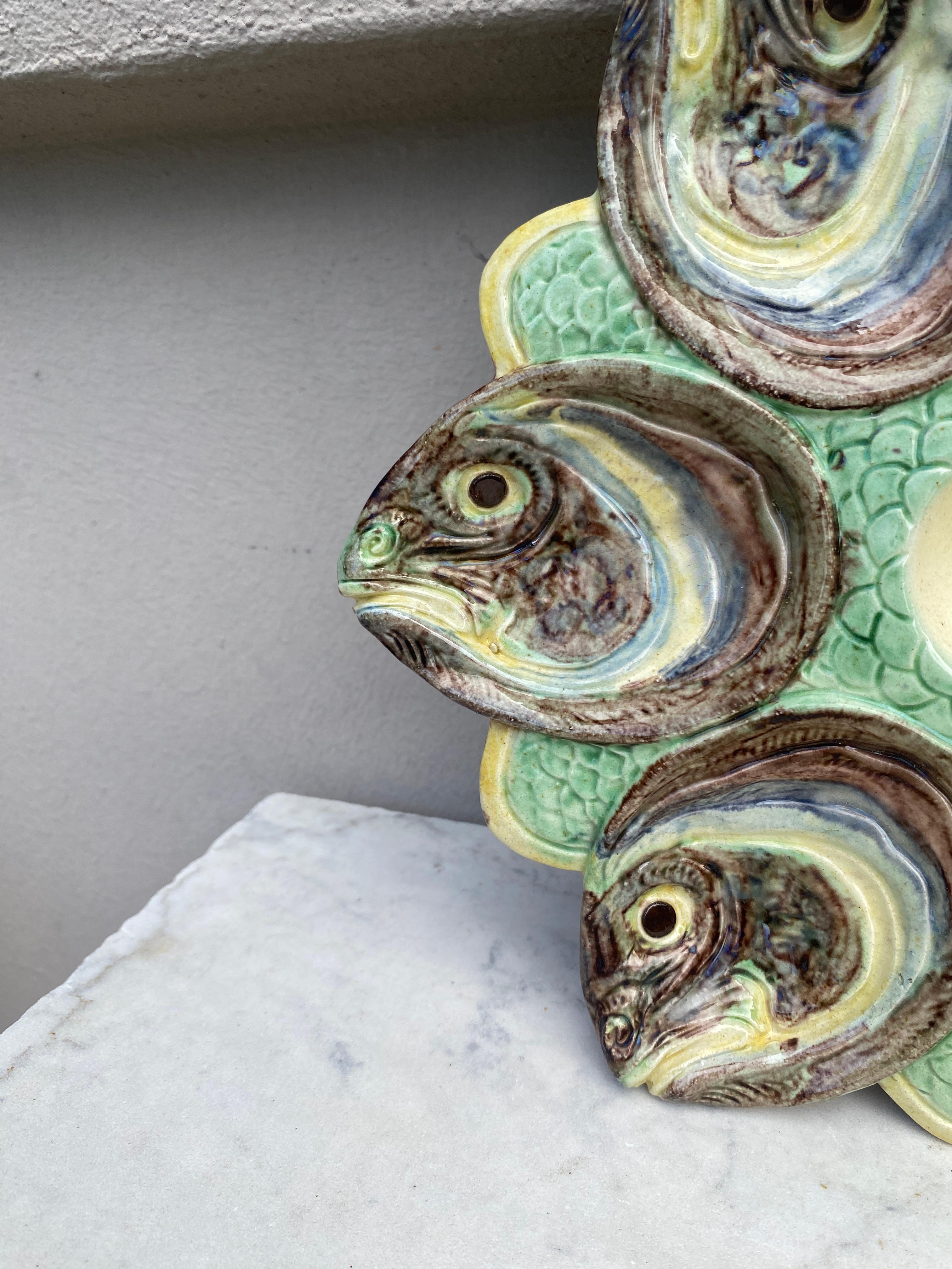 Victorien Assiette à huîtres à têtes de poisson en majolique de Palissy Thomas Sergent, vers 1880