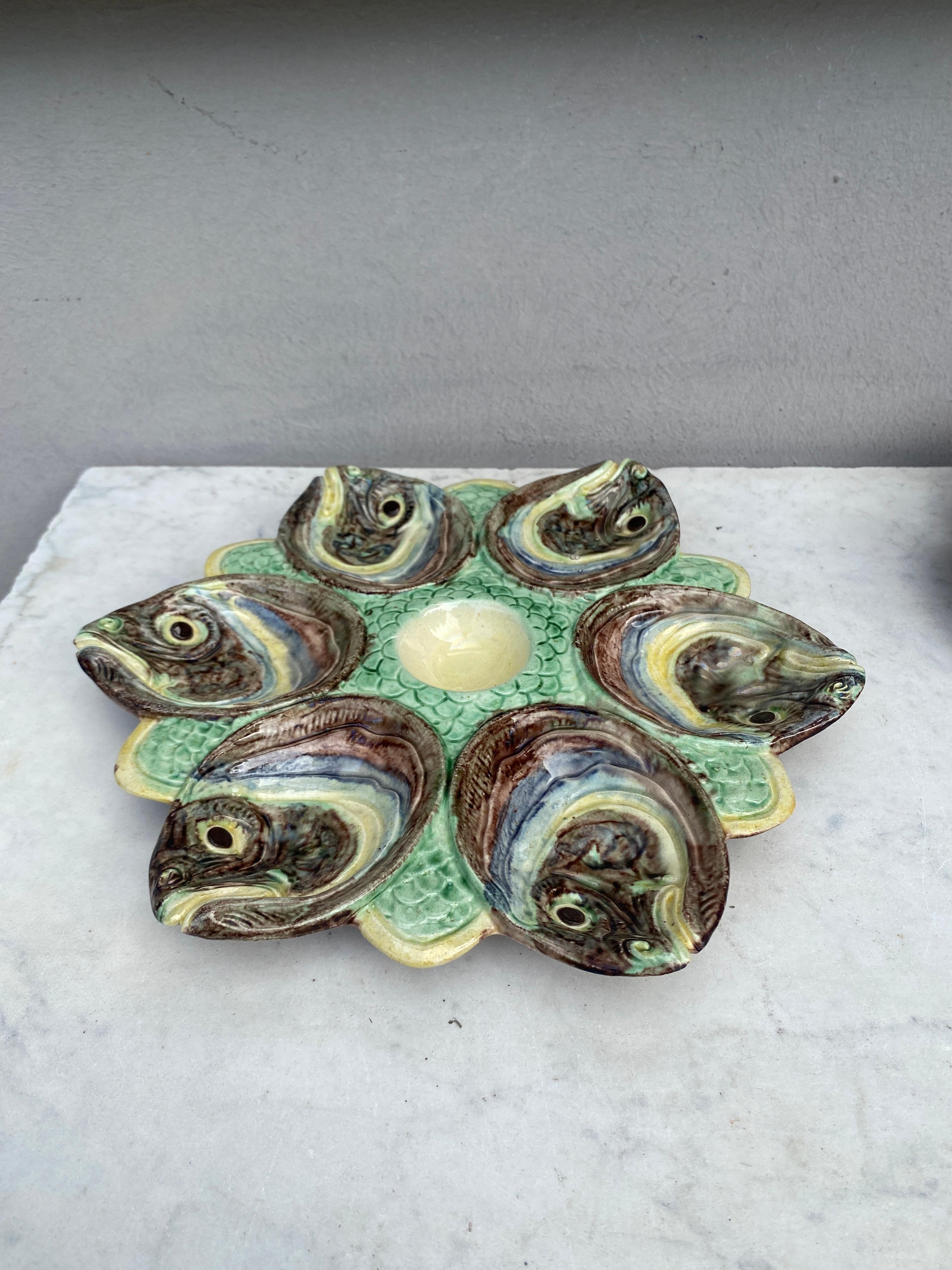 Français Assiette à huîtres à têtes de poisson en majolique de Palissy Thomas Sergent, vers 1880