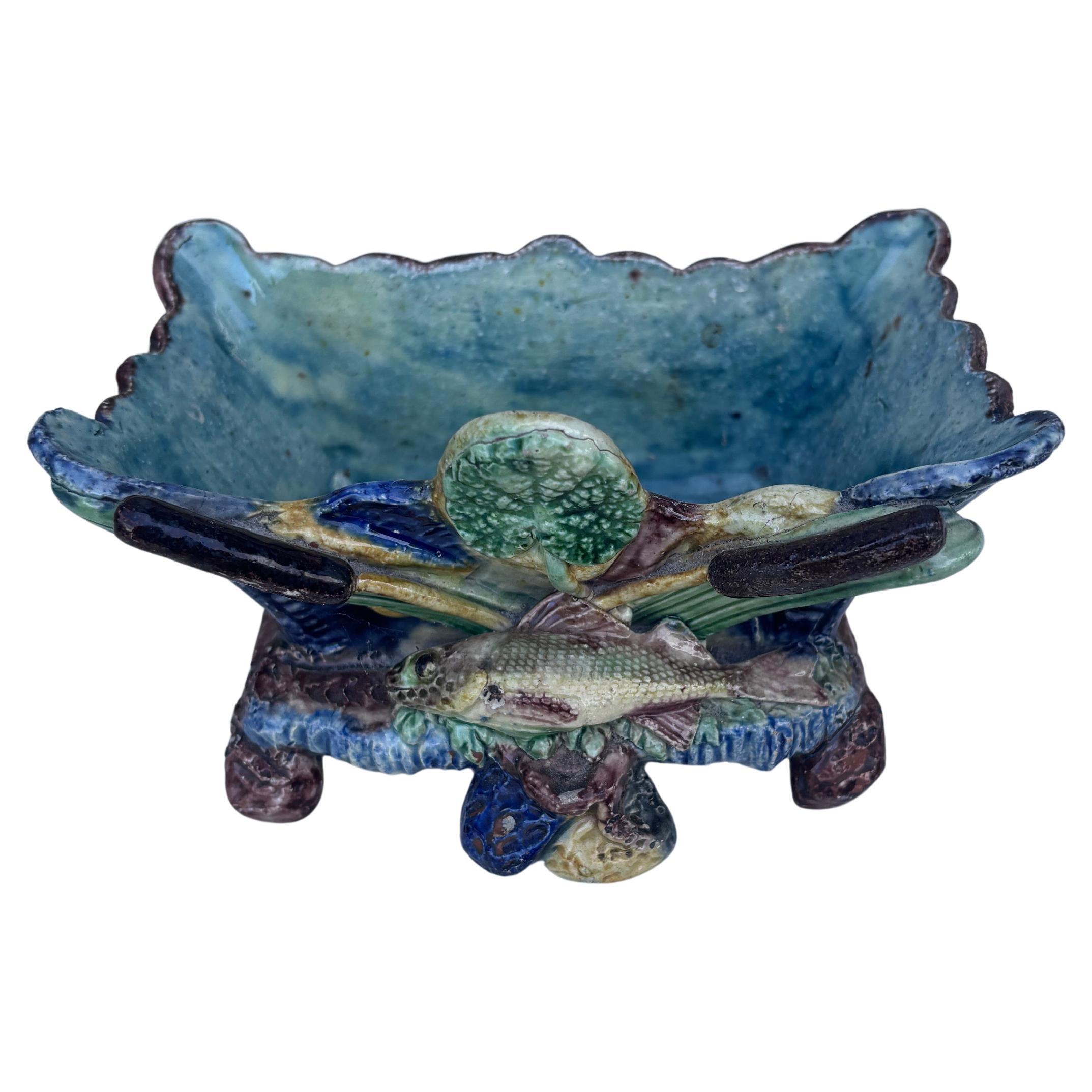 Piccola scatola jardinière in legno con piede di Palissy del XIX secolo Scuola di Parigi.
La Scuola di Parigi era composta da artisti come Victor Barbizet, Francois Maurice, Thomas Sergent, Georges Pull, un gruppo di ceramisti che produsse pezzi di