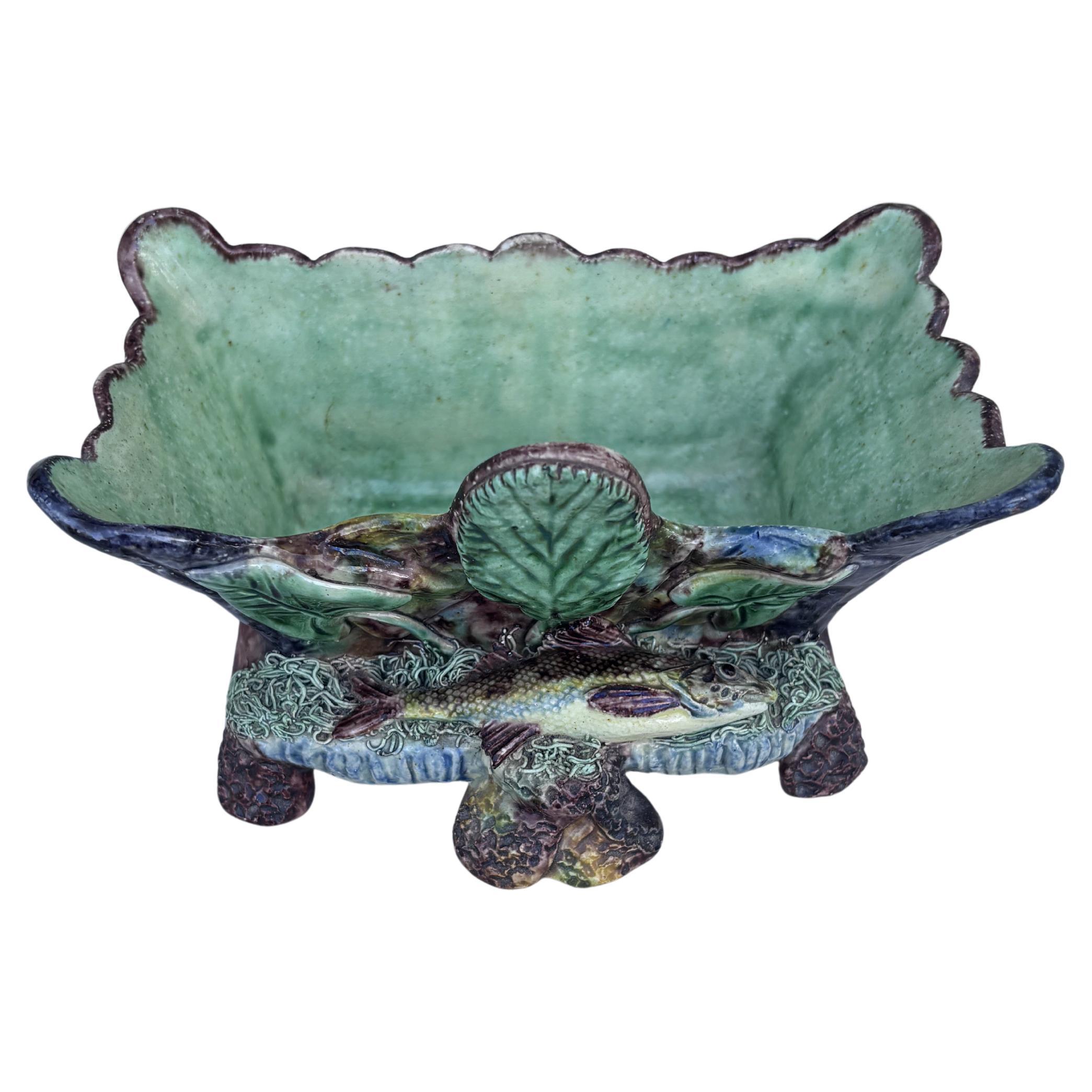 Petite jardinière en bois à pieds Palissy du 19ème siècle Ecole de Paris.
L'Ecole de Paris était composée de créateurs tels que Victor Barbizet, François Maurice, Thomas Sergent, Georges Pull, son groupe de céramistes qui ont produit des pièces de