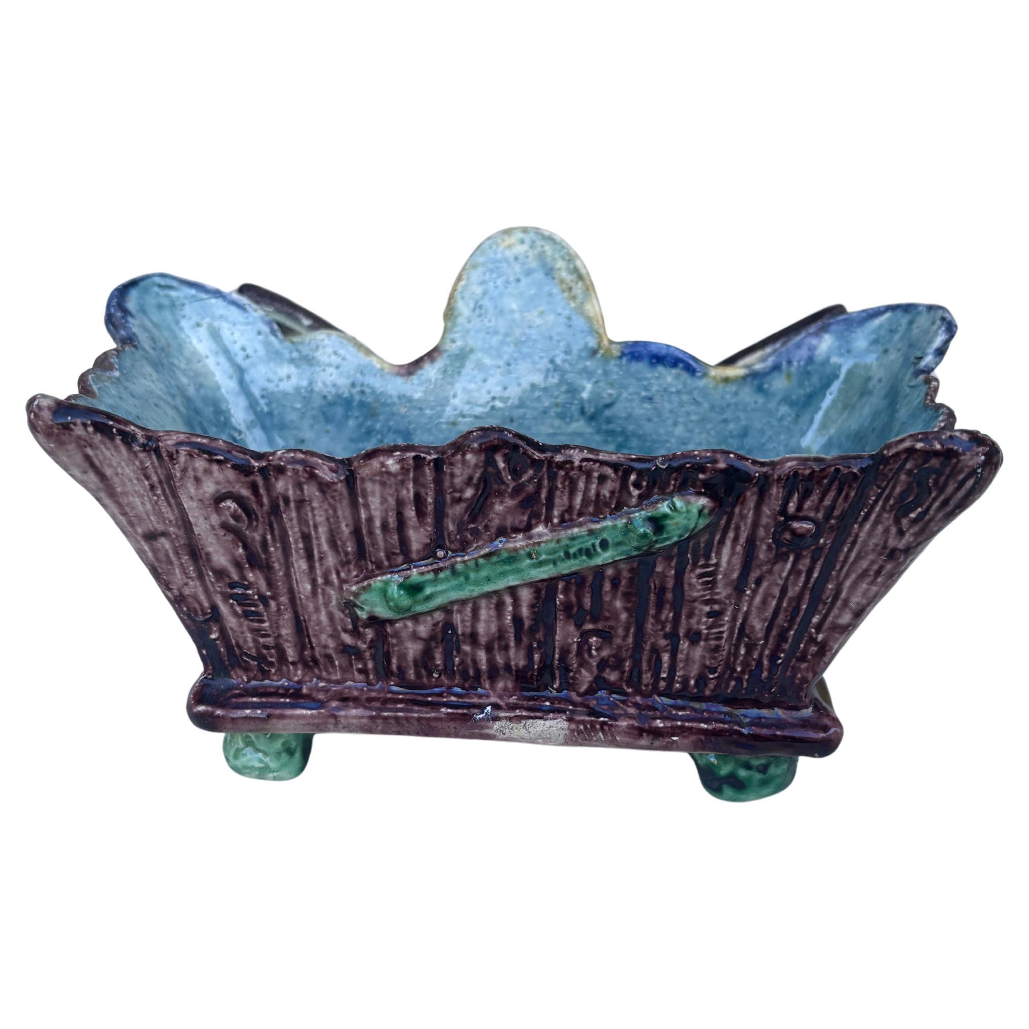 Maiolica Palissy Fish Jardinière Scuola di Parigi, 1880 circa In condizioni buone in vendita a Austin, TX