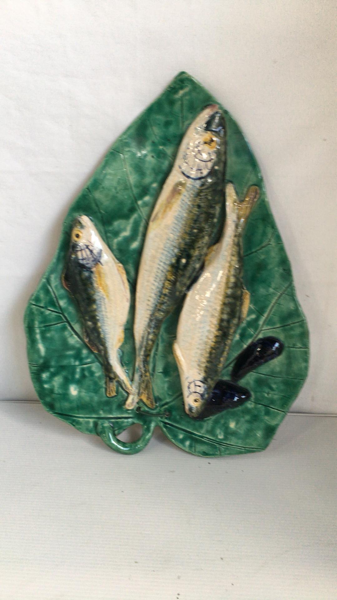 Majolica Palissy fishs wall Renoleau platter, circa 1880.
3 fishs and mussels.