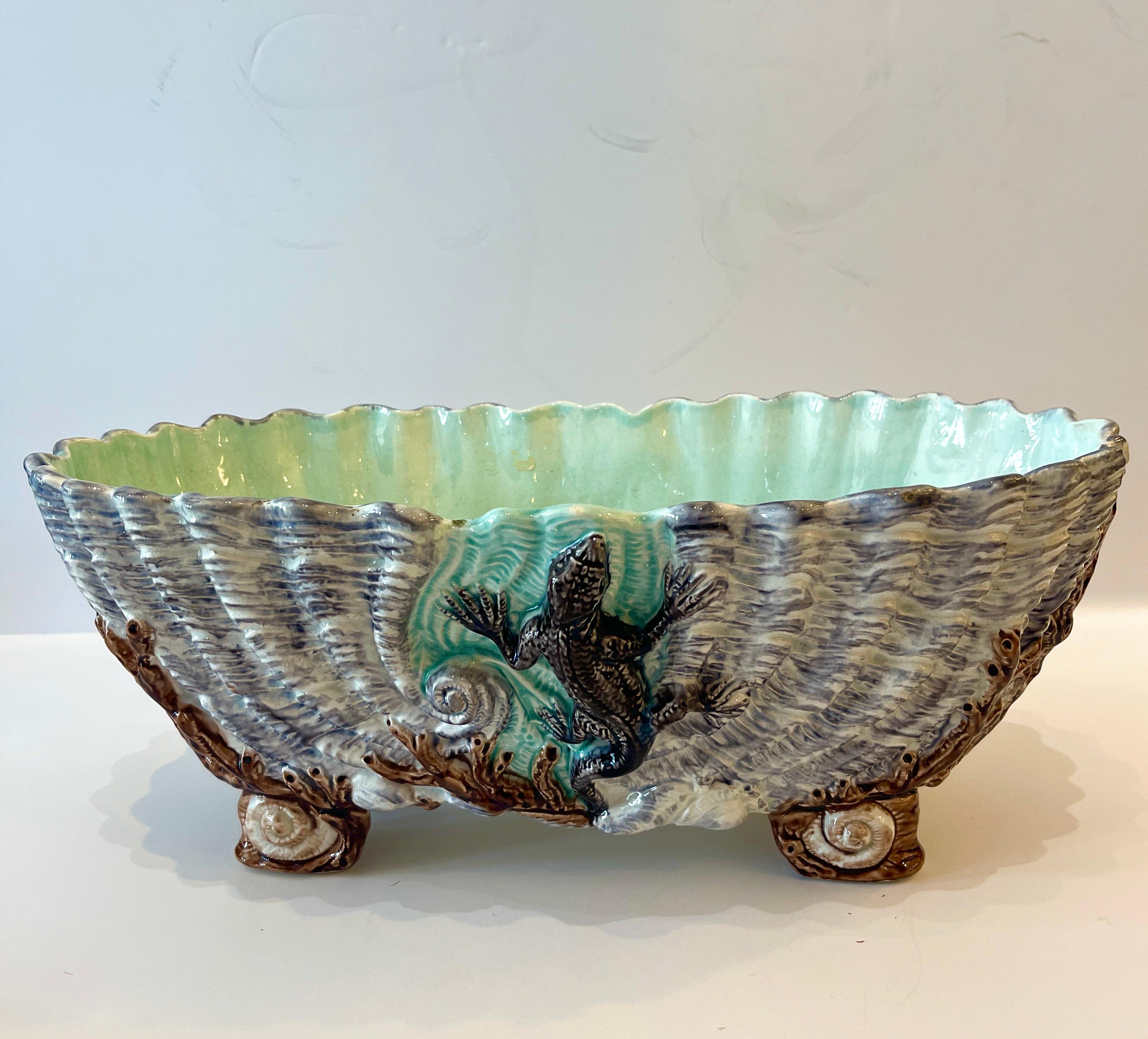 Si tratta di uno straordinario  Maiolica  Jardiniere o centrotavola a forma di conchiglia di Palissy.
Questa grande conchiglia poggia su quattro piedi a conchiglia.
L'arredamento sembra essere sott'acqua, la parte del contenitore è ondulata come