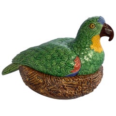 Boîte à couvercle en faïence de Palissy:: perroquet sur nid:: signée Bordalo Pinheiro:: 1900