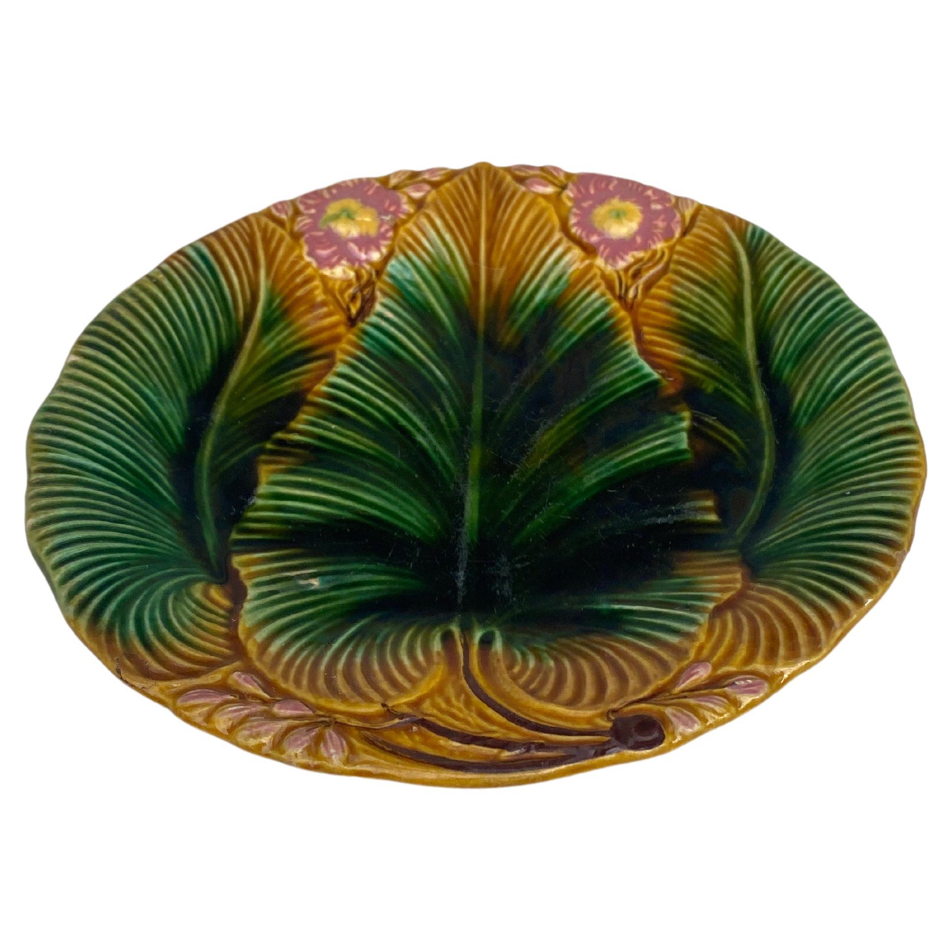 Assiette en majolique à feuilles de palmier signée Villeroy & Boch, vers 1890.