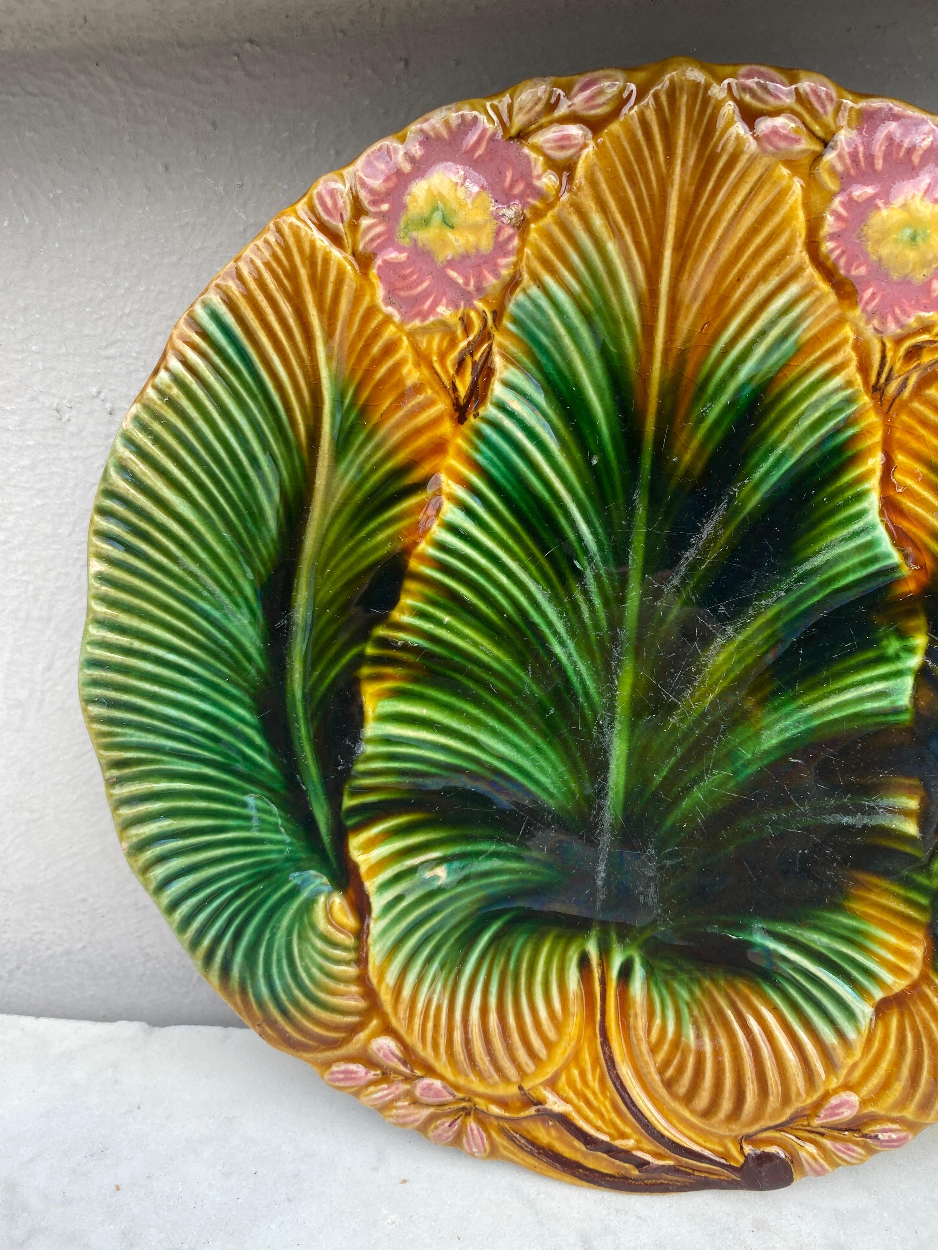 Plato de mayólica con hojas de palmera Villeroy & Boch, hacia 1890 Art Nouveau en venta