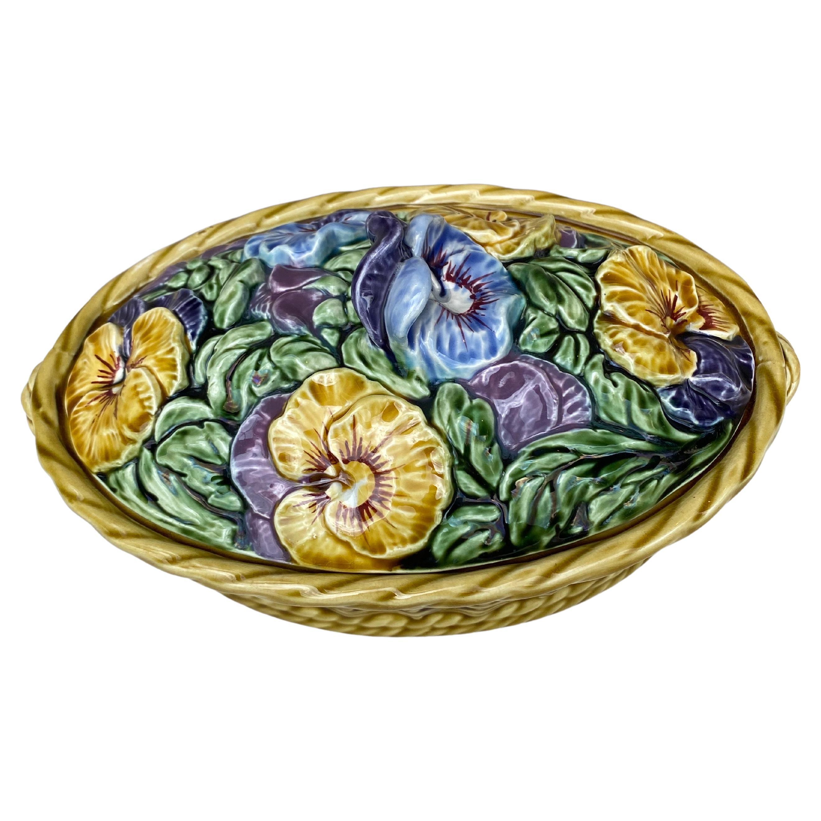 Großer ovaler Korb aus Majolika mit Stiefmütterchenblüten, signiert Sarreguemines, um 1920.