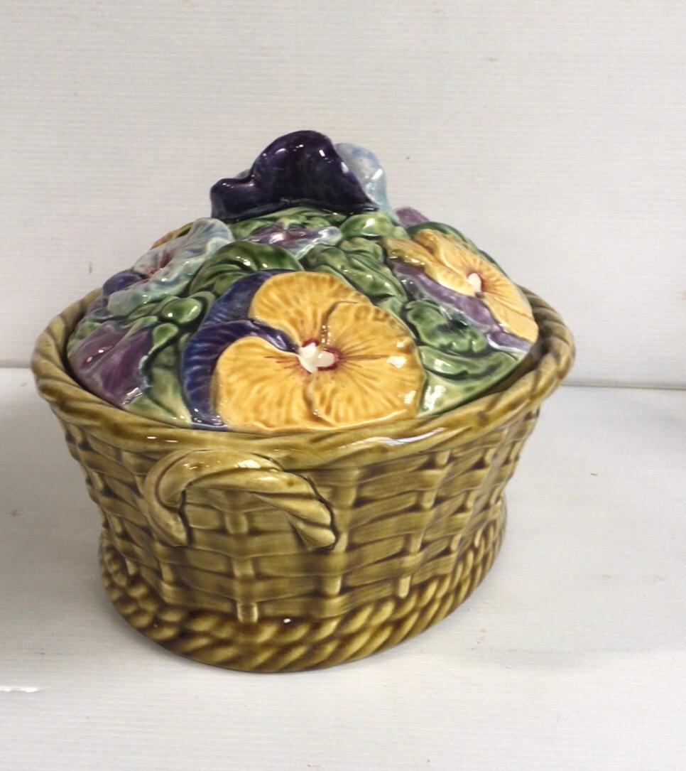 Majolica Pansies Basket Sarreguemines, circa 1920 In Good Condition In Austin, TX