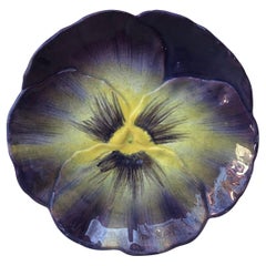 Piatto in maiolica a forma di viola del pensiero Jerome Massier, circa 1900