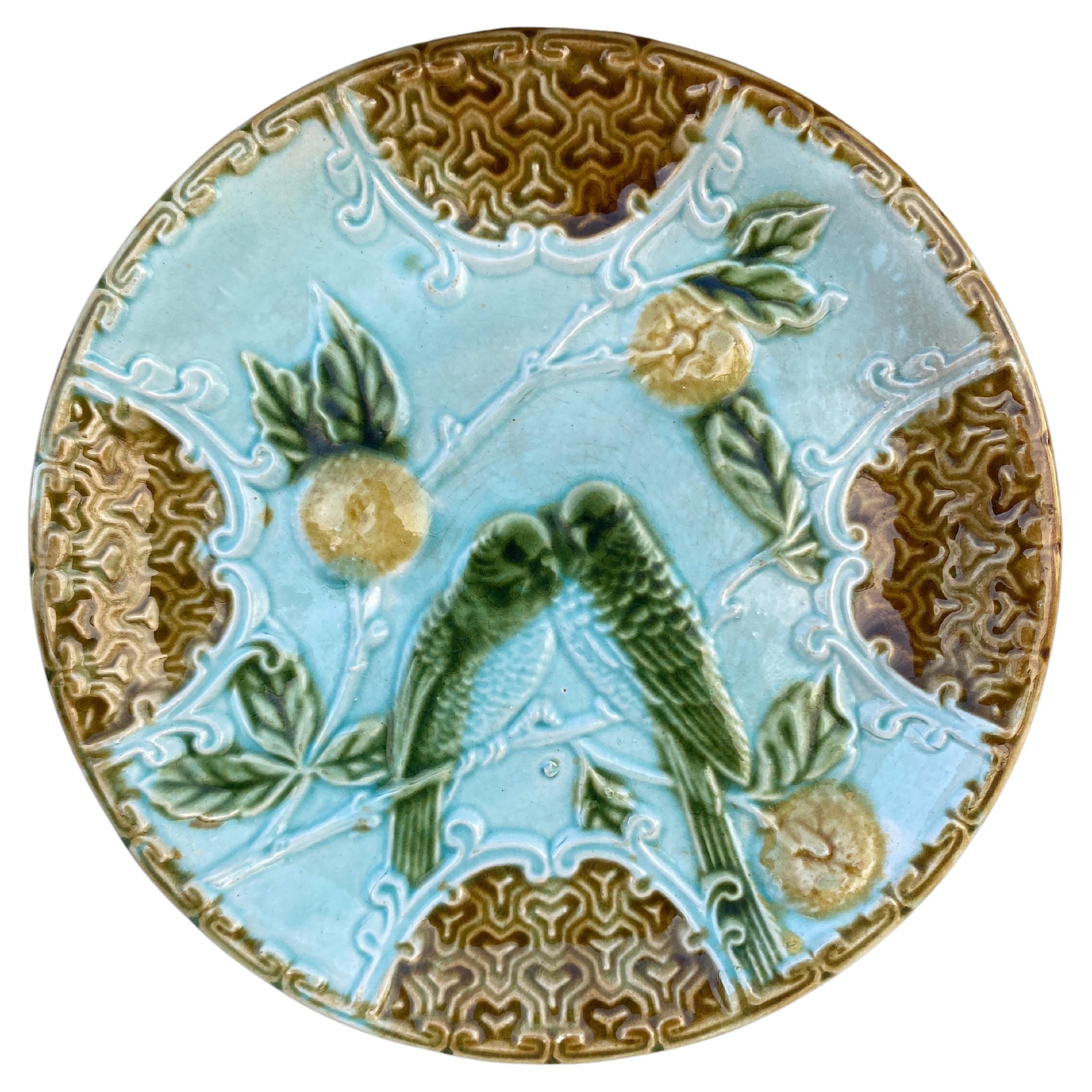 Français Assiette Salins en majolique, oiseaux et fleurs du paradis, vers 1890 en vente