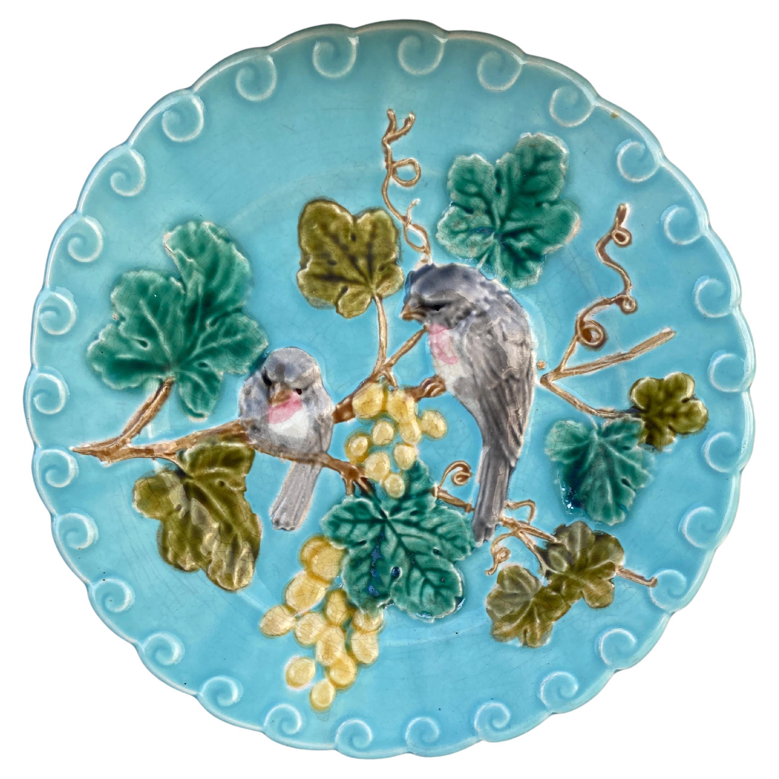 Français Assiette Salins en majolique, oiseaux et fleurs du paradis, vers 1890 en vente