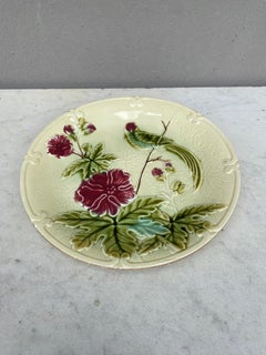 Assiette Salins en majolique, oiseaux et fleurs du paradis, vers 1890