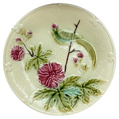 Assiette Salins en majolique, oiseaux et fleurs du paradis, vers 1890