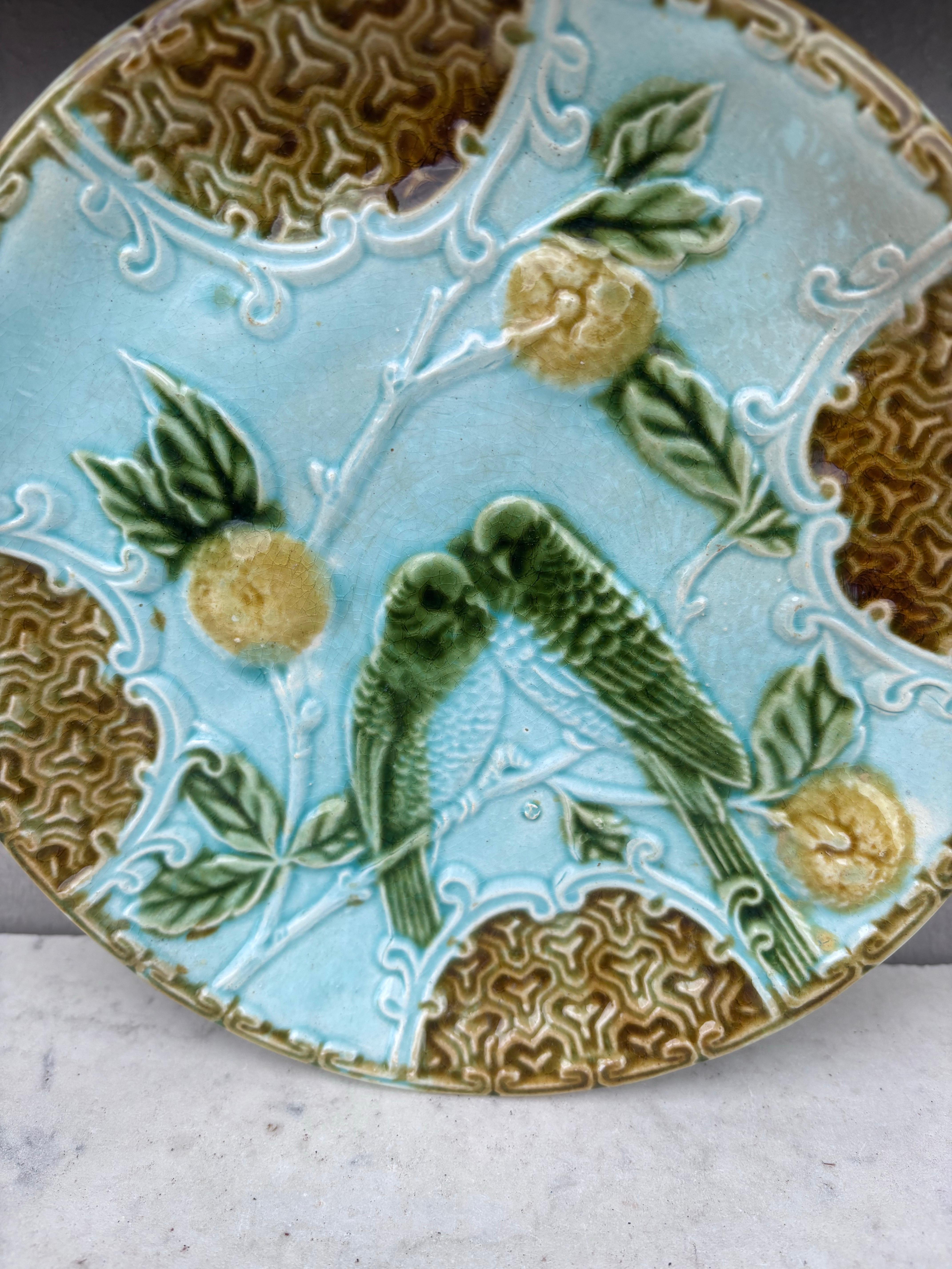 Plato de mayólica Periquitos Salins, hacia 1890 Art Nouveau en venta