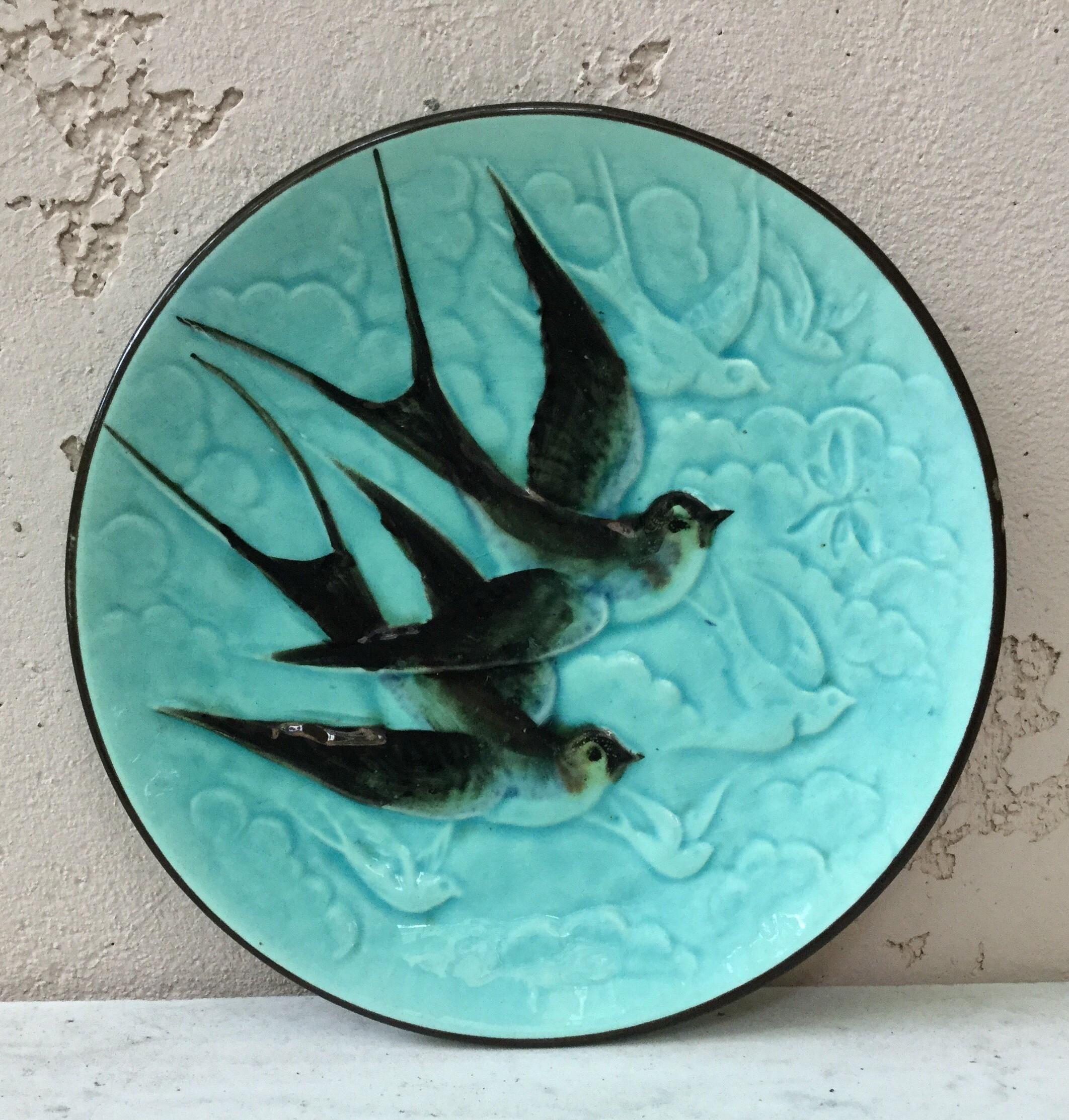 Majolica Parakeets Plate Salins, circa 1890 In Good Condition For Sale In Austin, TX